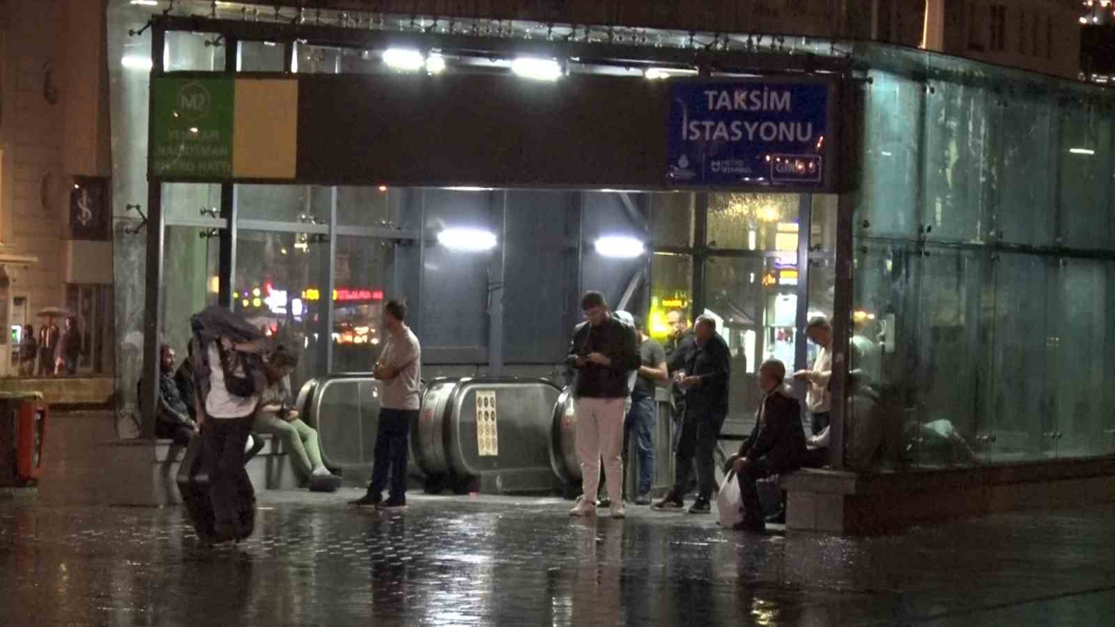 İstanbul’da etkili olan sağanakta vatandaşlar tramvaya sığındı