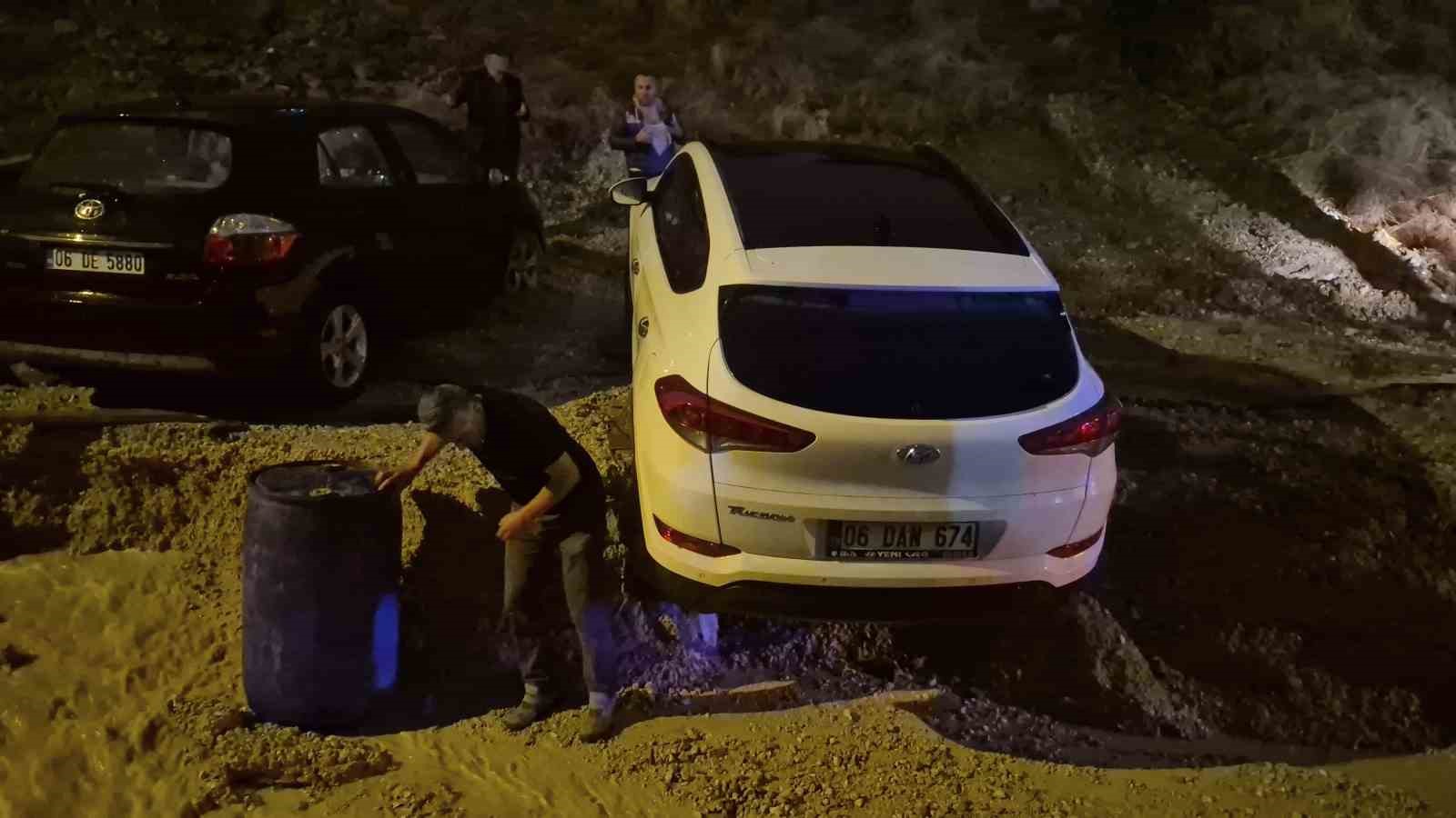 Ankara’da yol çöktü, onlarca araç mahsur kaldı