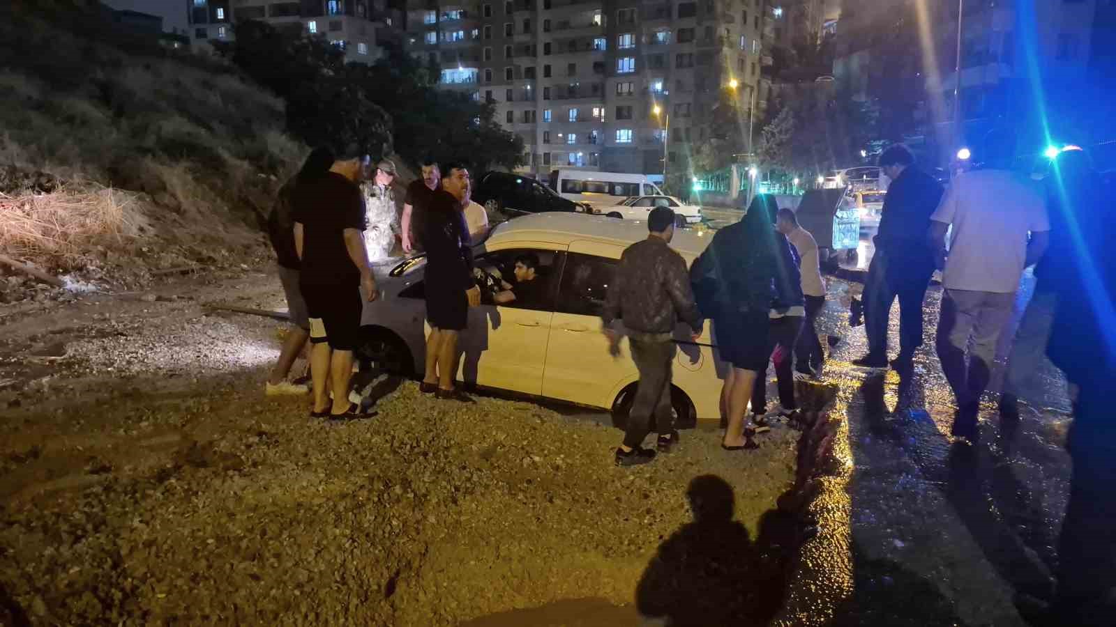 Ankara’da yol çöktü, onlarca araç mahsur kaldı