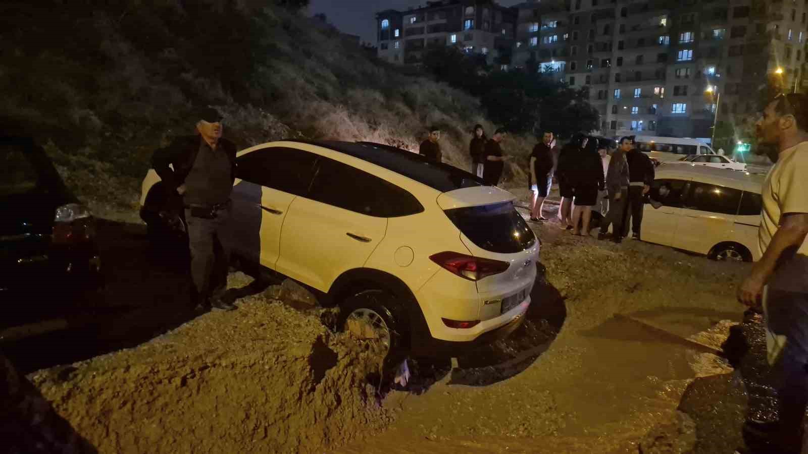 Ankara’da yol çöktü, onlarca araç mahsur kaldı