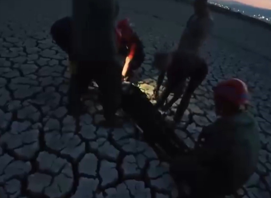 Çamura saplanarak mahsur kalan vatandaş kurtarıldı