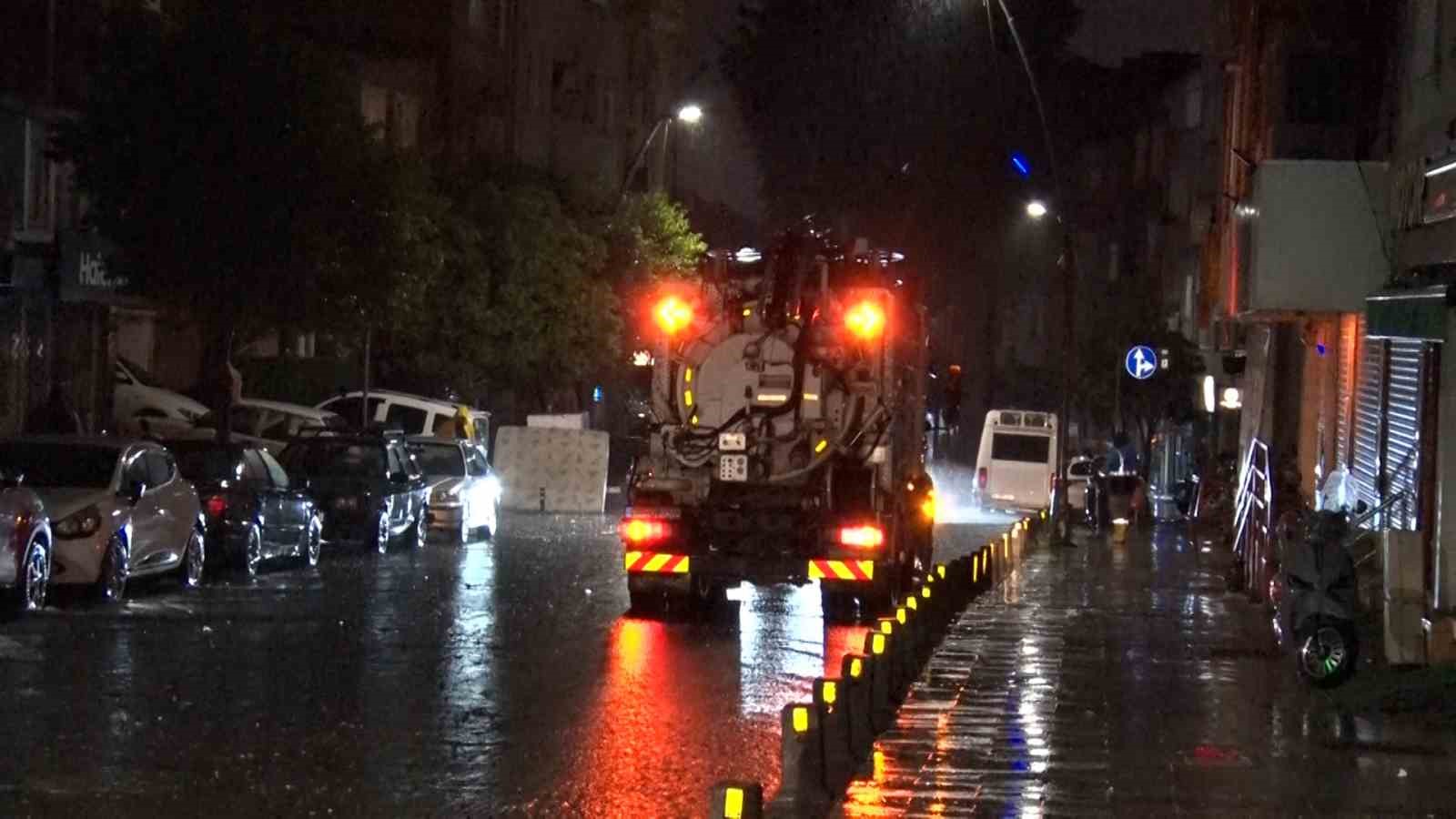 Eyüpsultan’da caddeler göle döndü, sürücüler zor anlar yaşadı