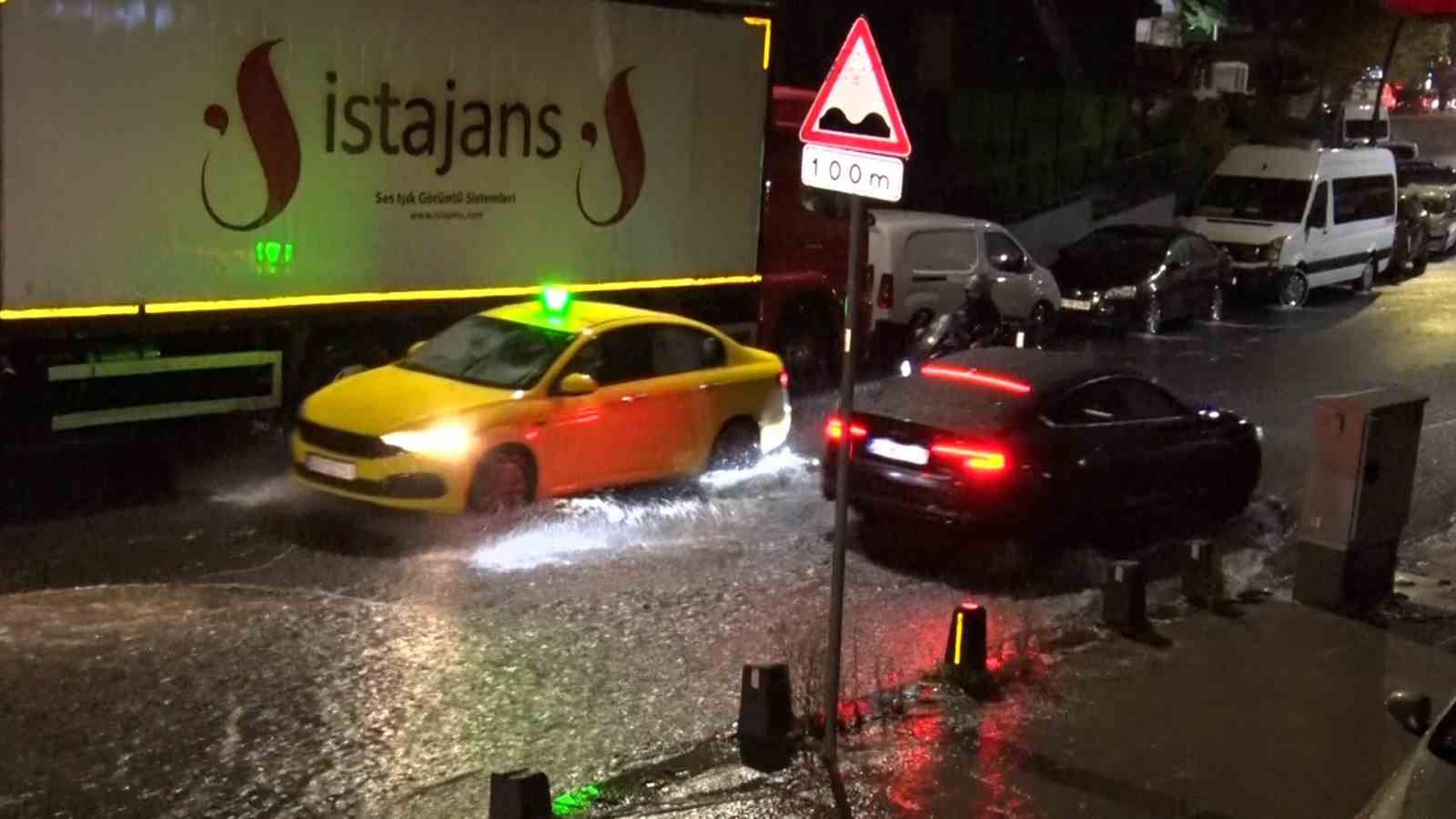 Eyüpsultan’da caddeler göle döndü, sürücüler zor anlar yaşadı