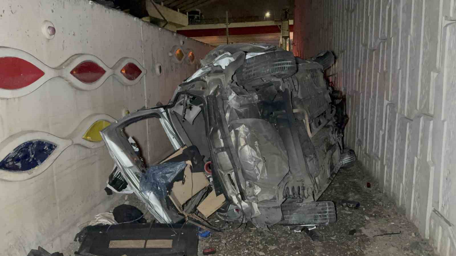 Samsun’da takla atarak hurdaya dönen otomobilde 2 kişi yaralandı