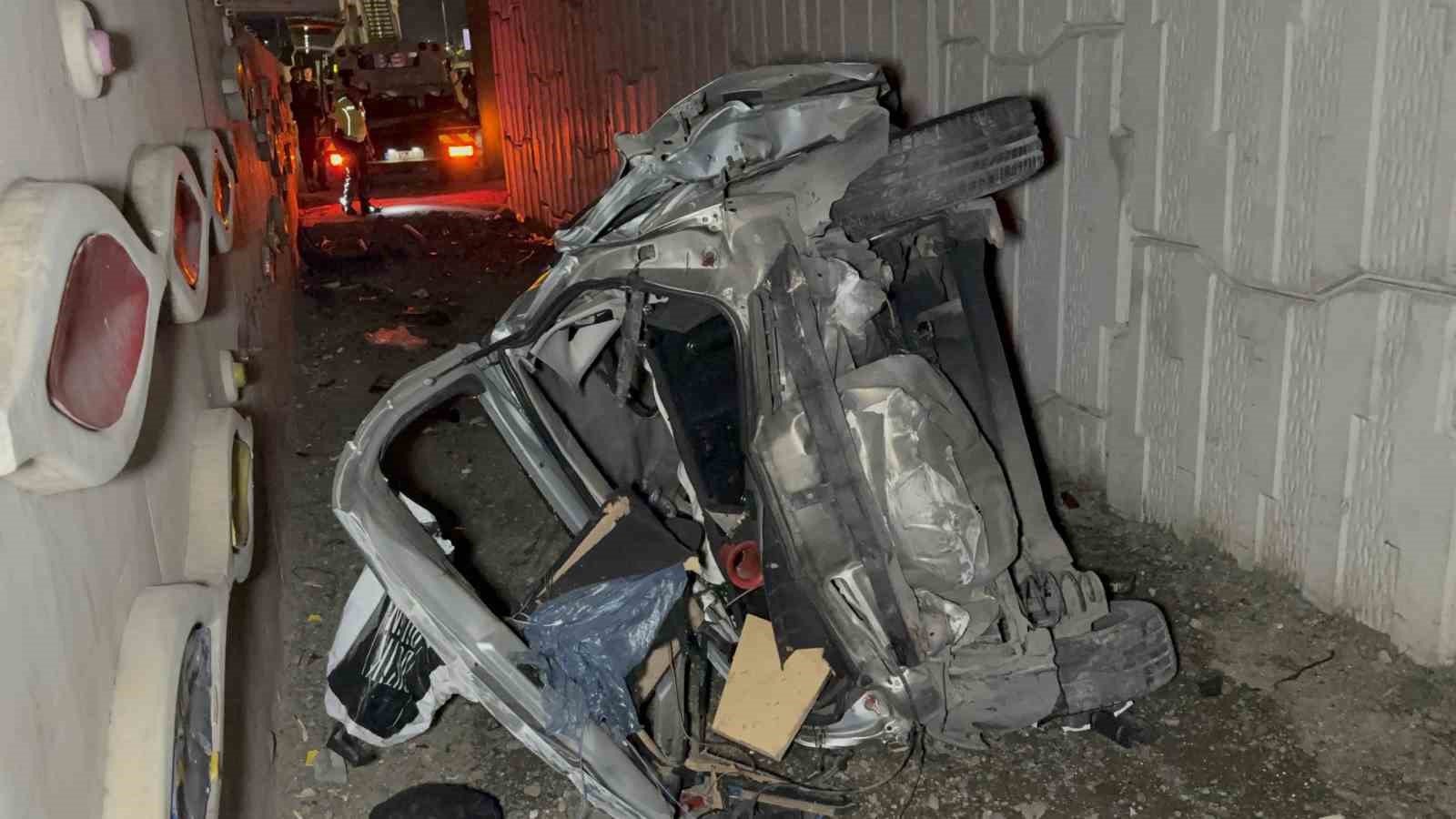 Samsun’da takla atarak hurdaya dönen otomobilde 2 kişi yaralandı