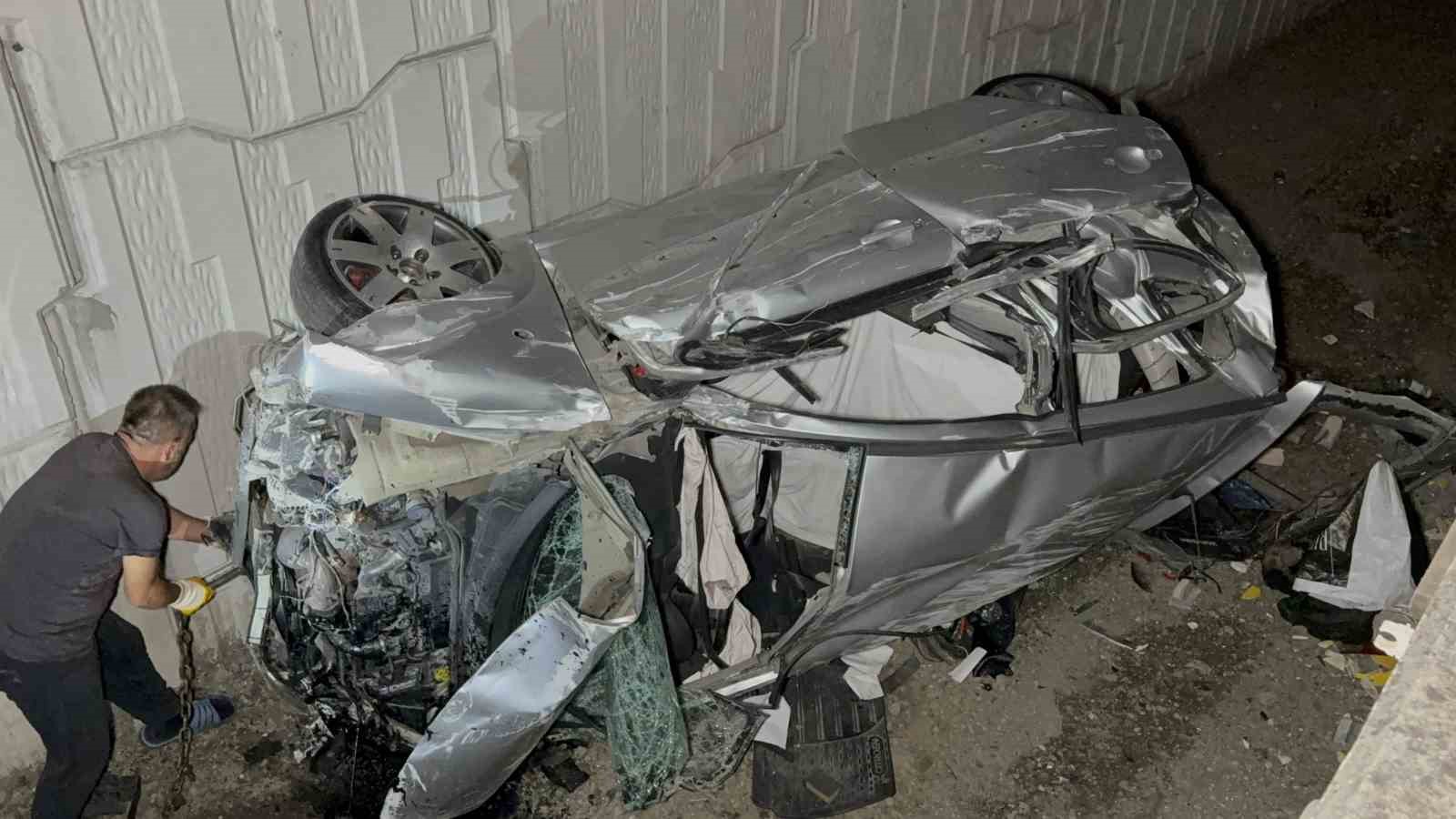 Samsun’da takla atarak hurdaya dönen otomobilde 2 kişi yaralandı