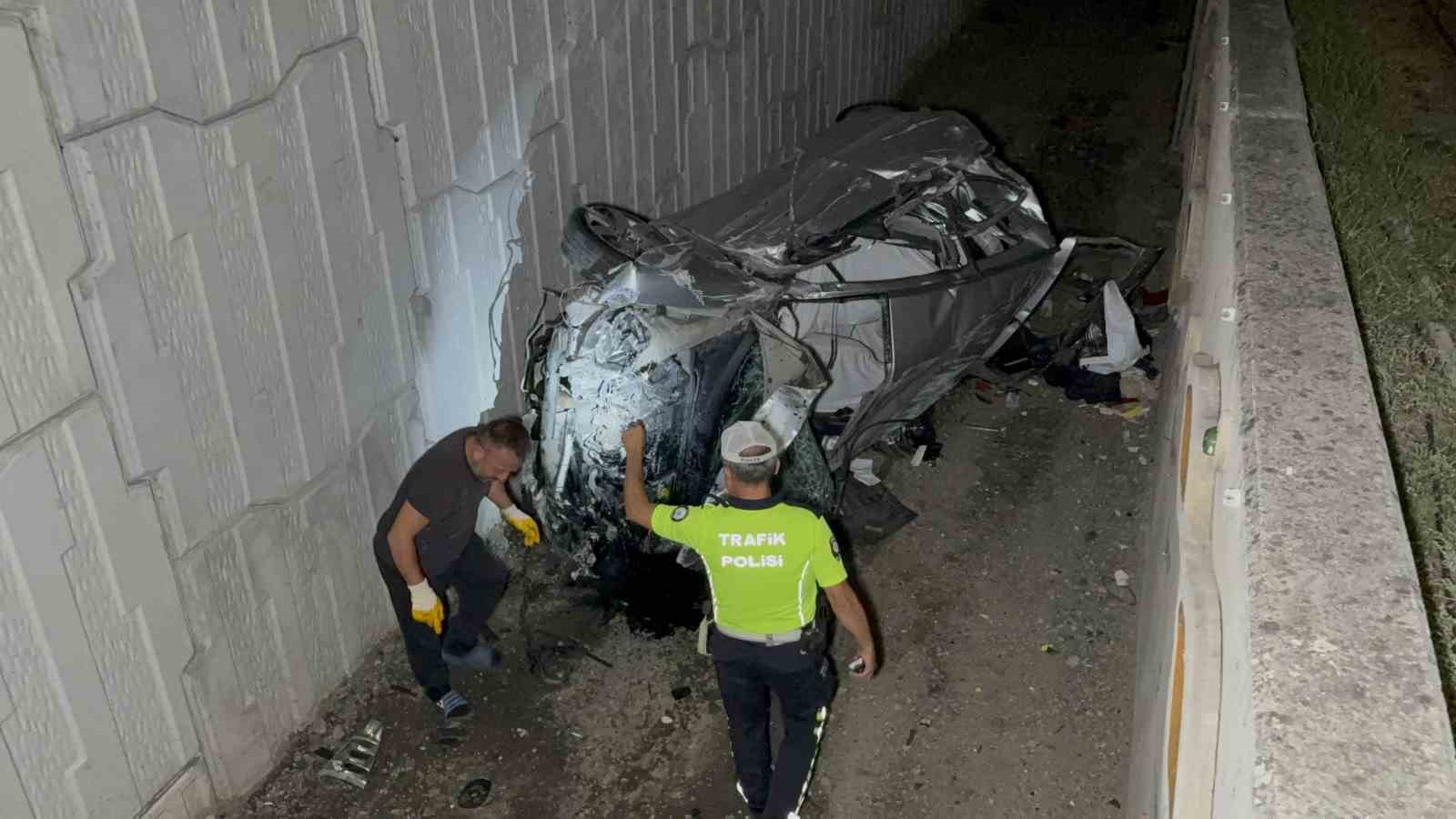 Samsun’da takla atarak hurdaya dönen otomobilde 2 kişi yaralandı