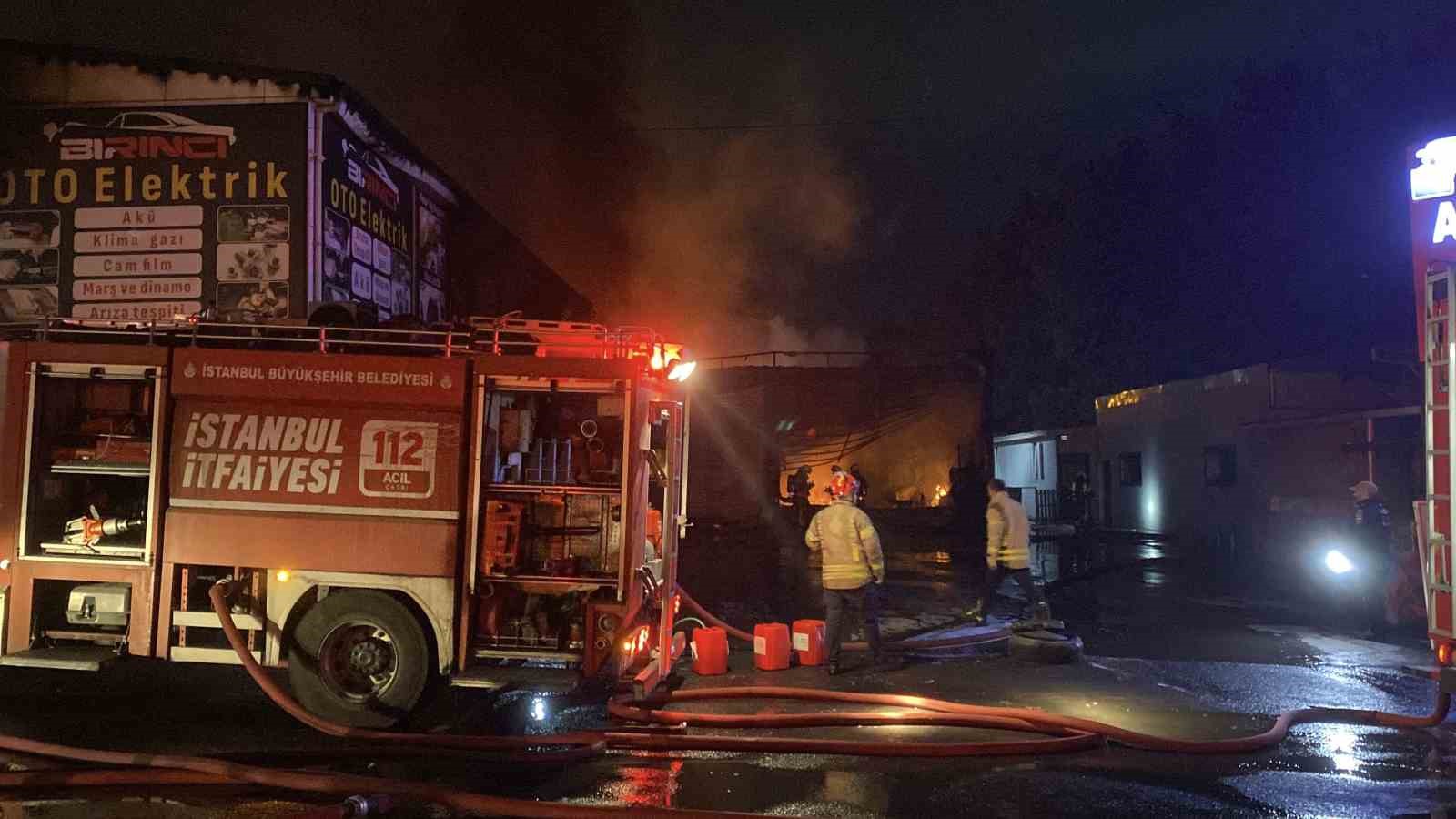 Esenyurt’ta lastikçi dükkanında çıkan yangın 5 iş yerine sıçradı