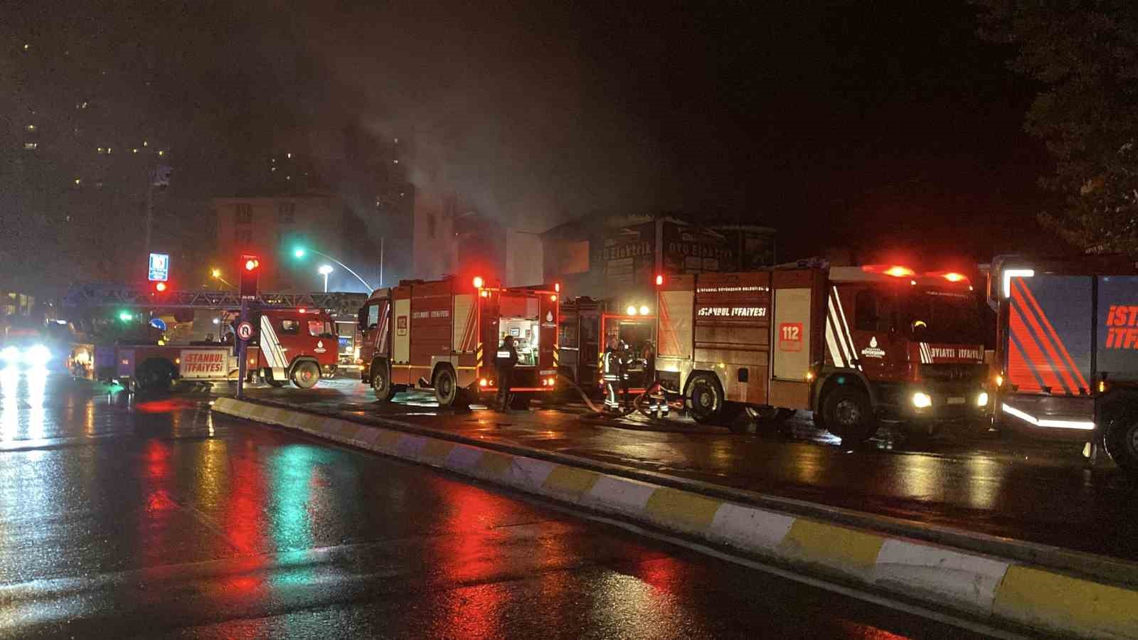 Esenyurt’ta lastikçi dükkanında çıkan yangın 5 iş yerine sıçradı