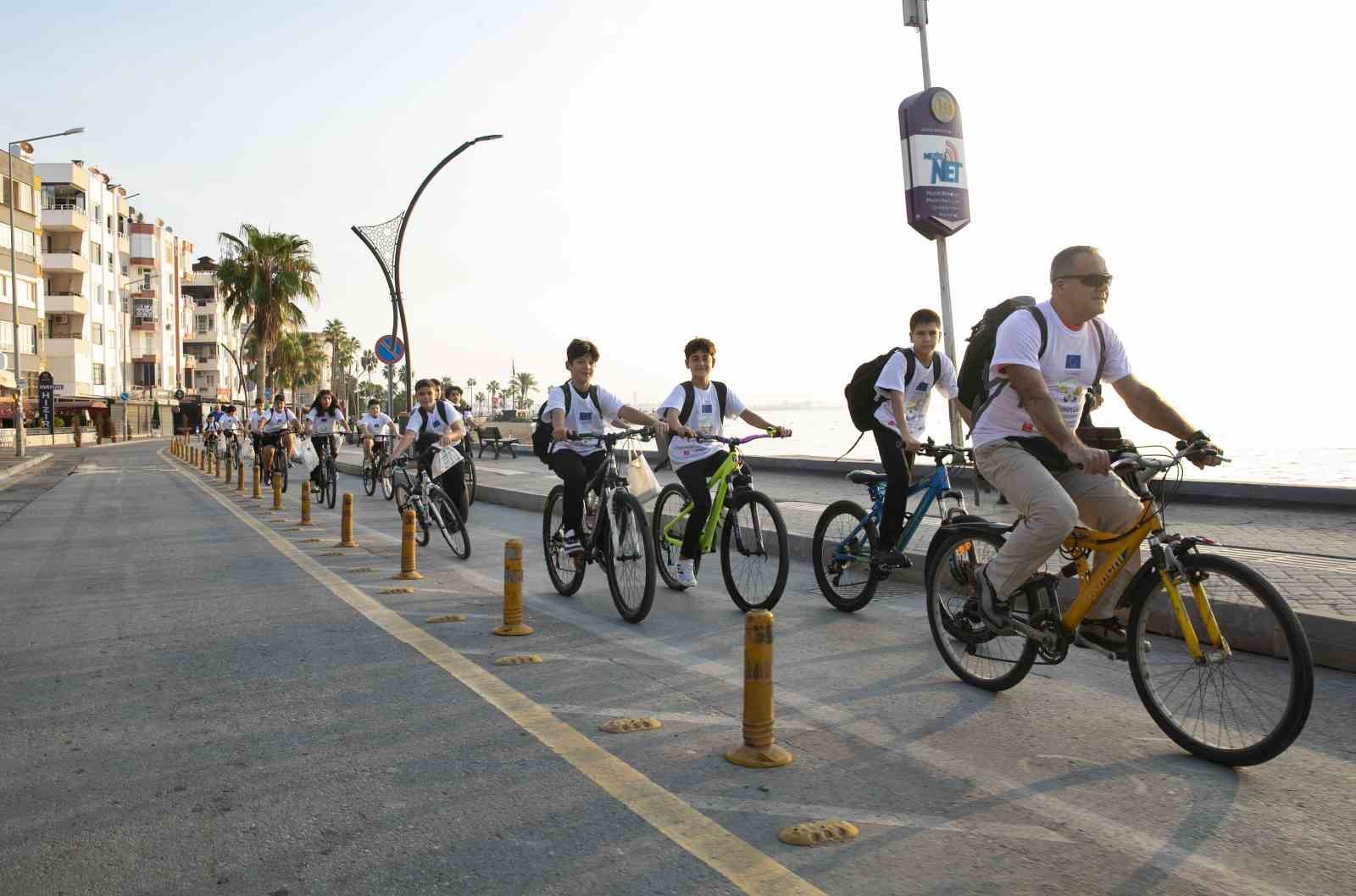 Mersin’de öğrenciler okula pedal çevirerek gitti