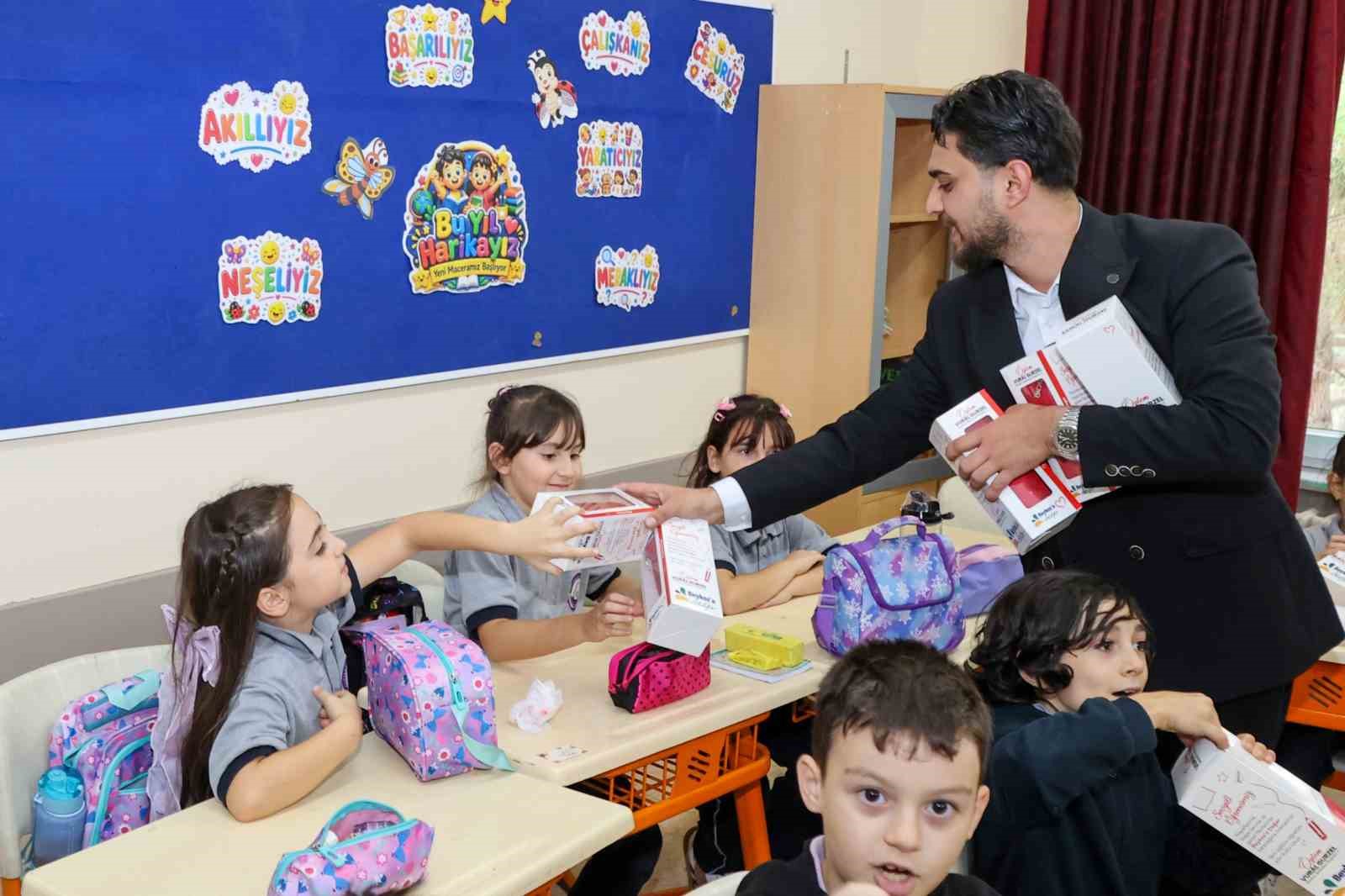 Beykoz Belediyesi’nden 30 bin öğrenciye kalem kutusu seti ve bin 777 öğrenciye nakdi yardım