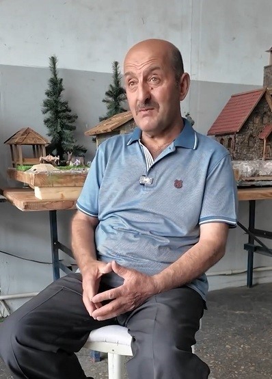 Erzincanlı emekli usta doğadan topladığı taşlarla minyatür evler yapıyor