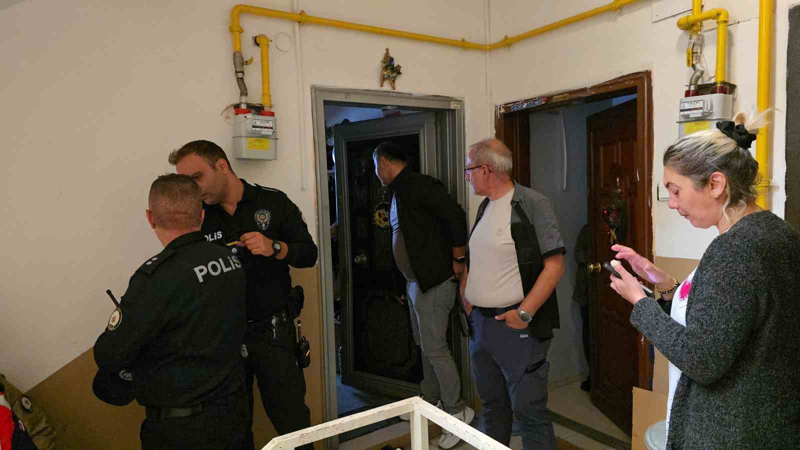Komşularının ulaşamadığı yaşlı kadın koltuğun üzerinde uyurken bulundu