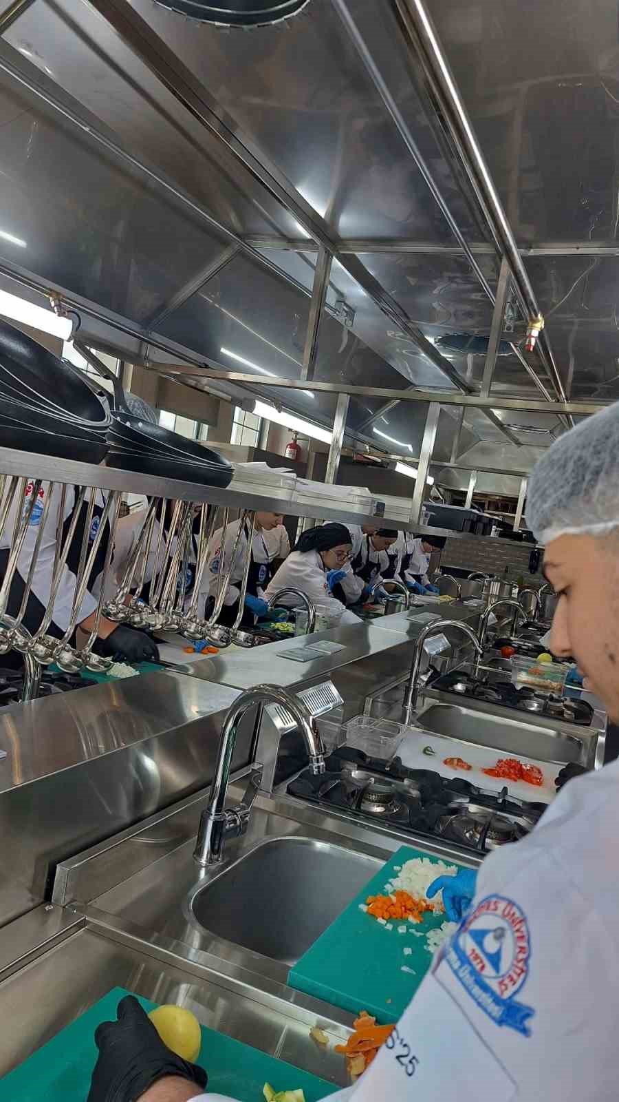 Kayseri Mutfak Akademisi’nde üniversite öğrencilerine uygulamalı gastronomi eğitimi