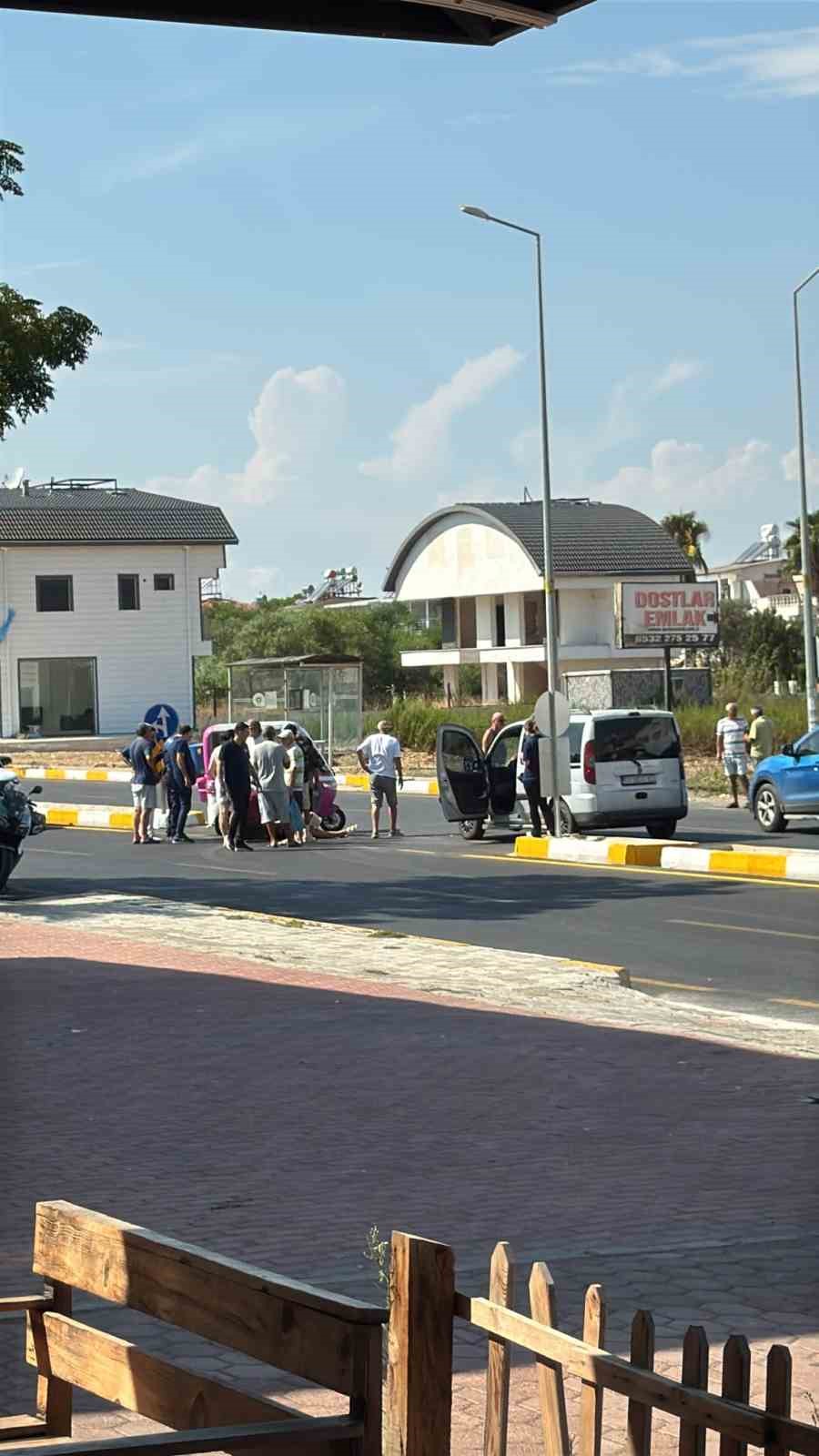 Antalya’da hafif ticari araçla çarpışan 3 tekerlekli motosikletin sürücüsü yaralandı