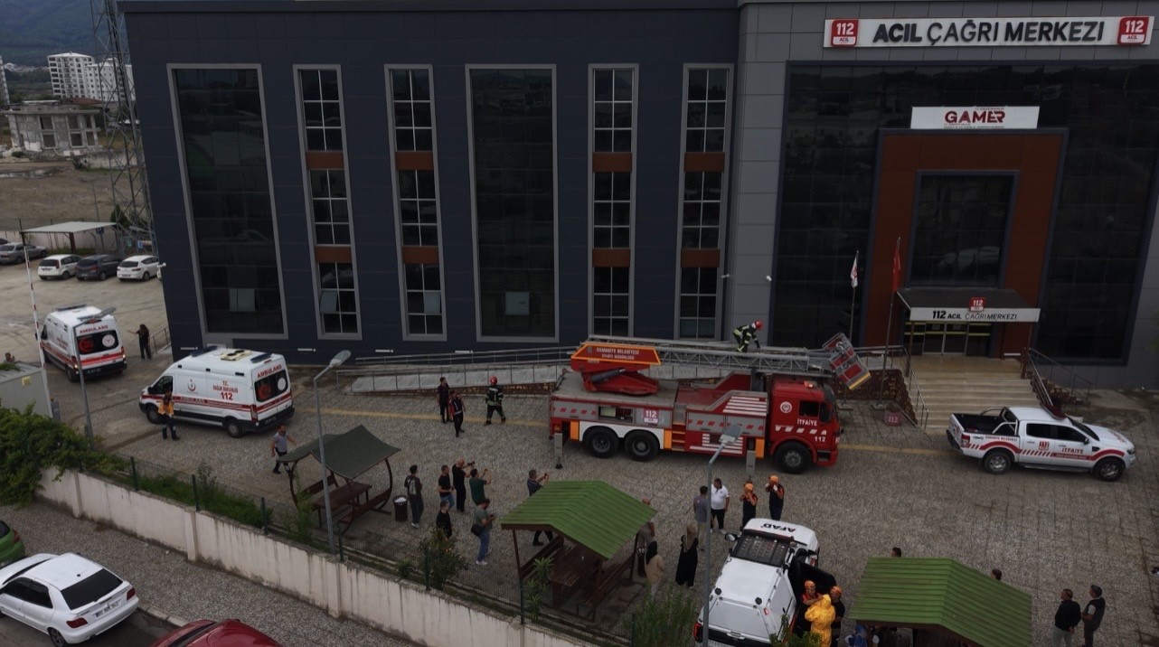 Osmaniye’de 112 ekipleri bu kez kendi binaları için alarma geçti