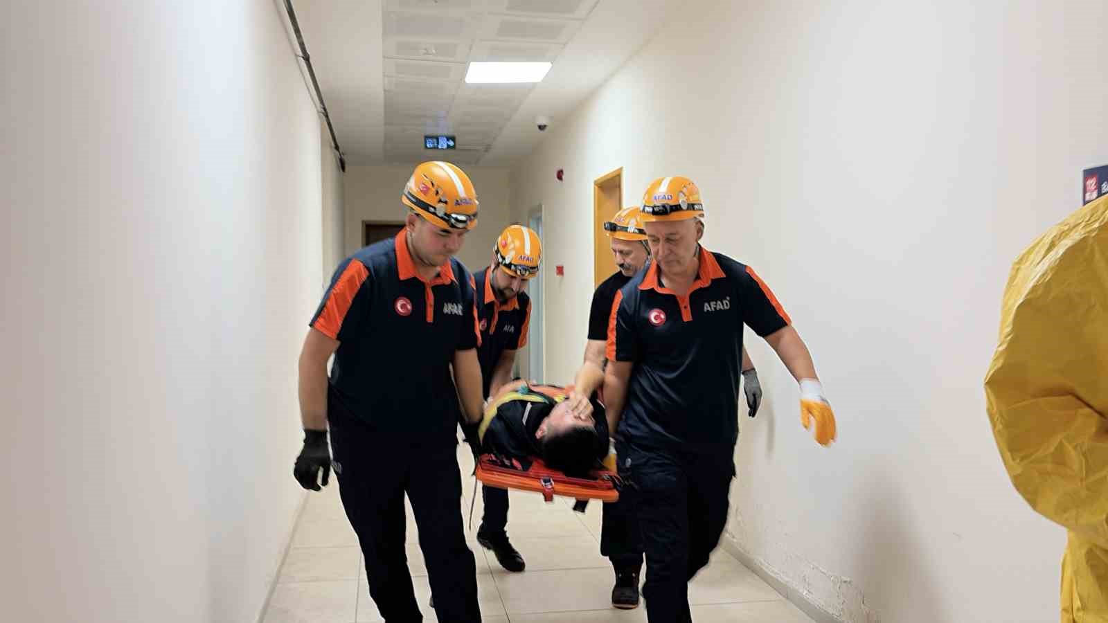 Osmaniye’de 112 ekipleri bu kez kendi binaları için alarma geçti
