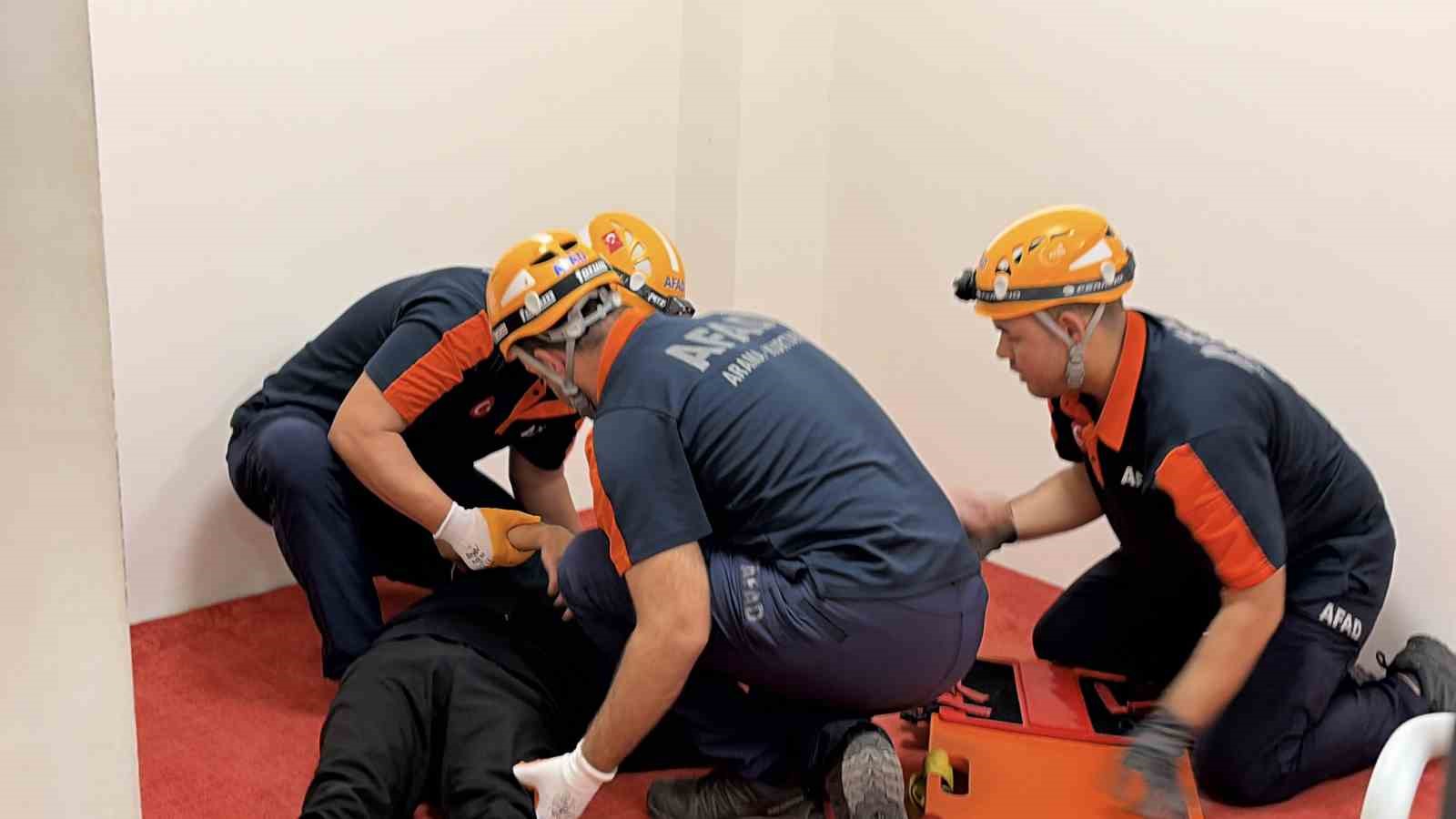 Osmaniye’de 112 ekipleri bu kez kendi binaları için alarma geçti
