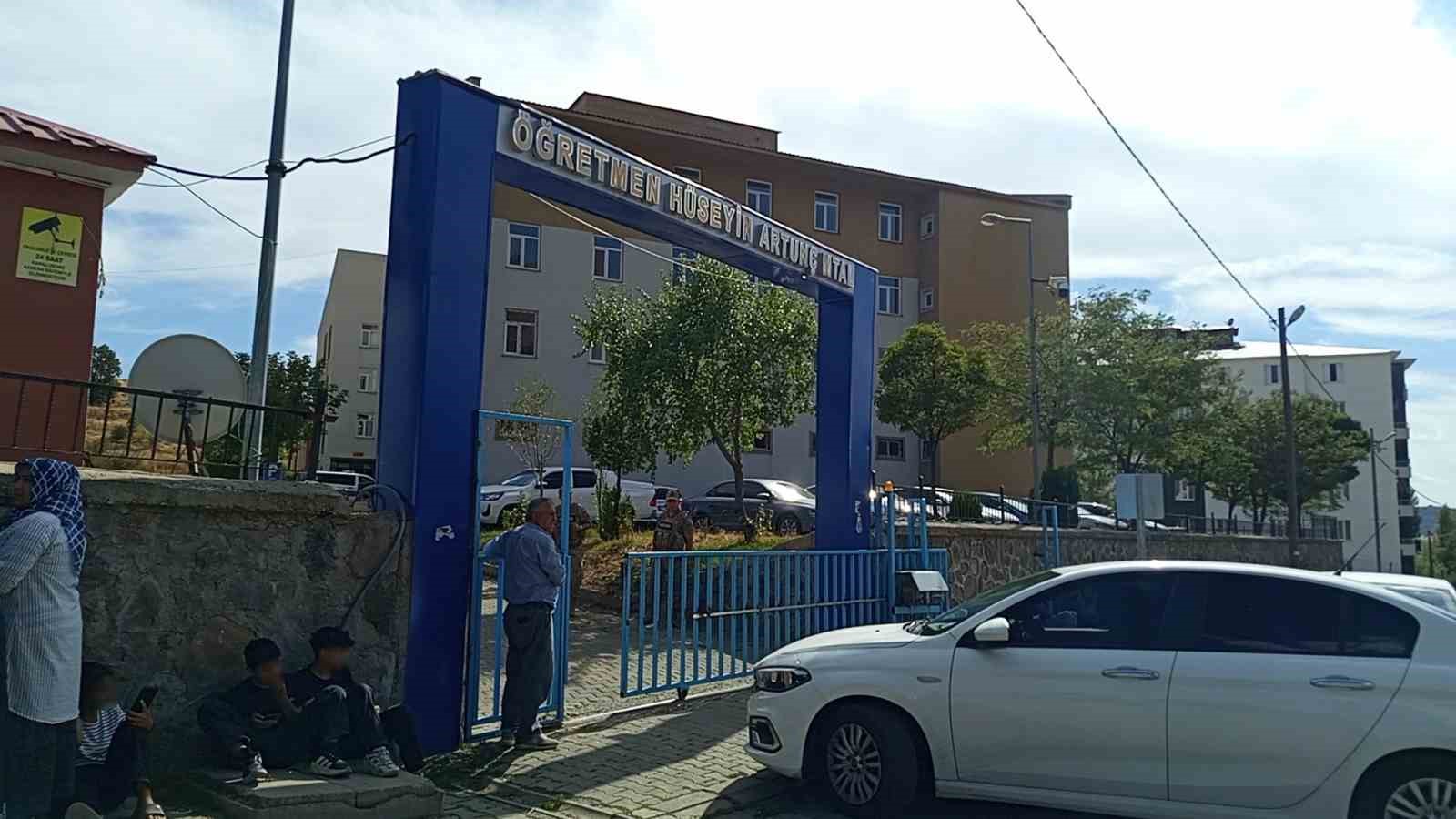 Bingöl’de kafası asansöre sıkışan öğrenci yaralandı