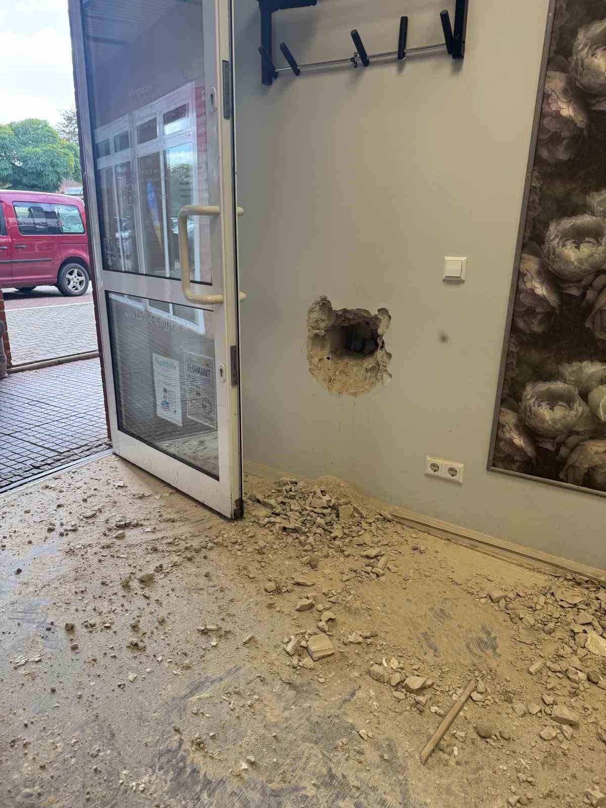 Almanya’da hırsızlar banka soygunu planladılar, Türk kuaförü soydular