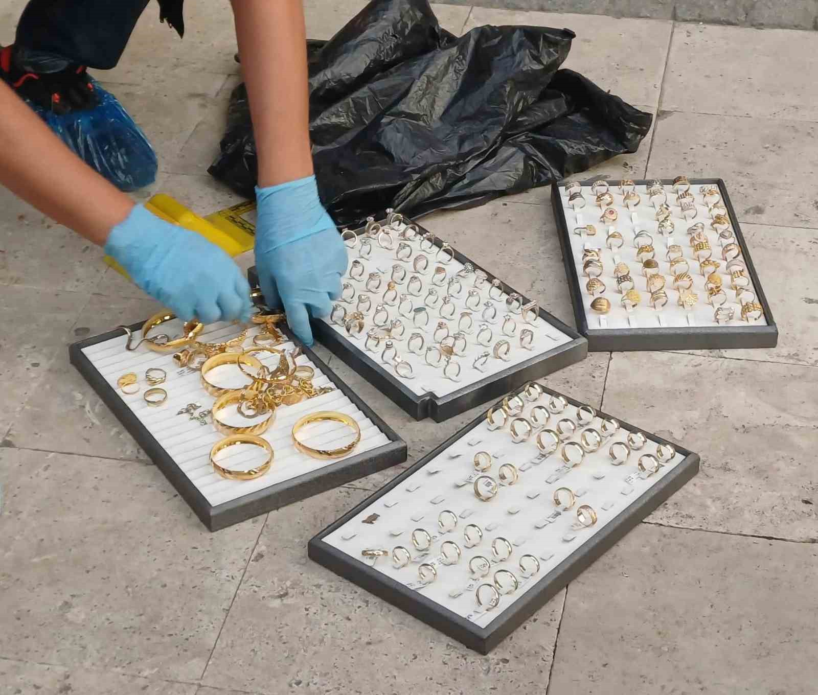Manisa’daki kuyumcuya silahla soygun girişiminde bulunan şüpheli tutuklandı
