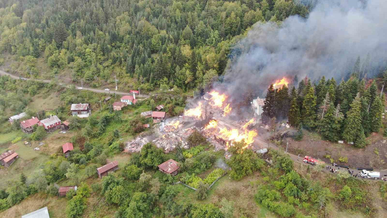 İnebolu Kaymakamlığından 11 evin küle döndüğü yangınla ilgili açıklama