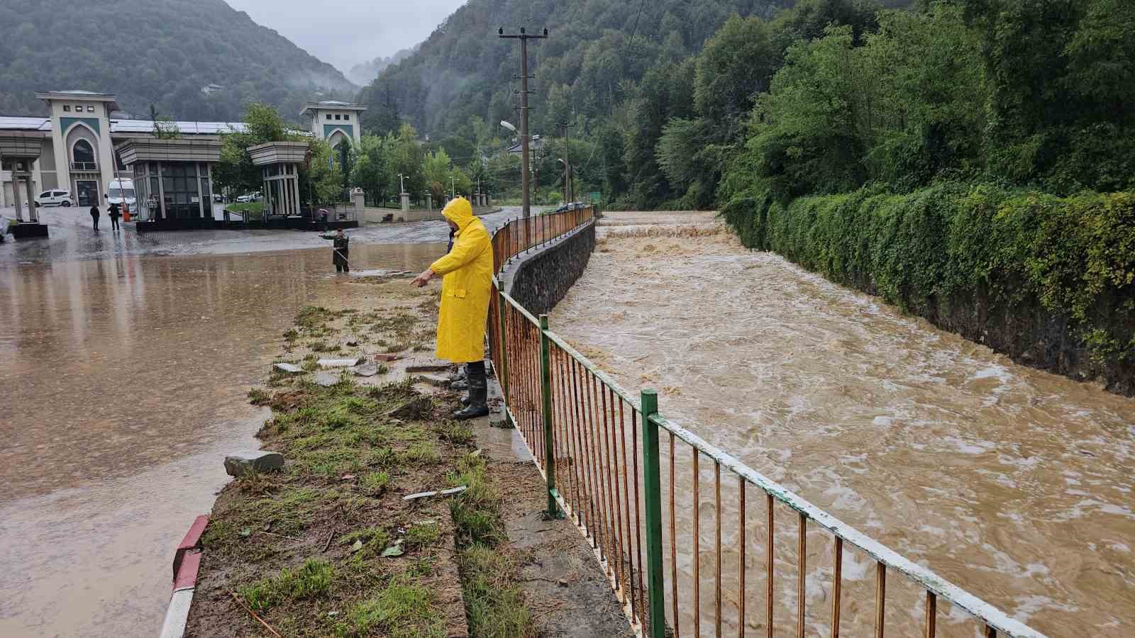 Zonguldak’ta sağanak sonrası dere taştı, sanayi sitesini su bastı