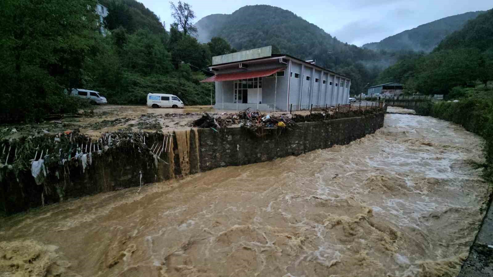 Zonguldak’ta sağanak sonrası dere taştı, sanayi sitesini su bastı