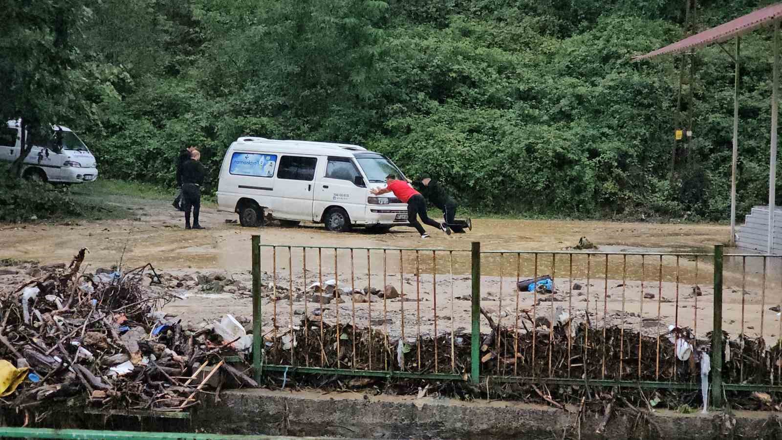 Zonguldak’ta sağanak sonrası dere taştı, sanayi sitesini su bastı