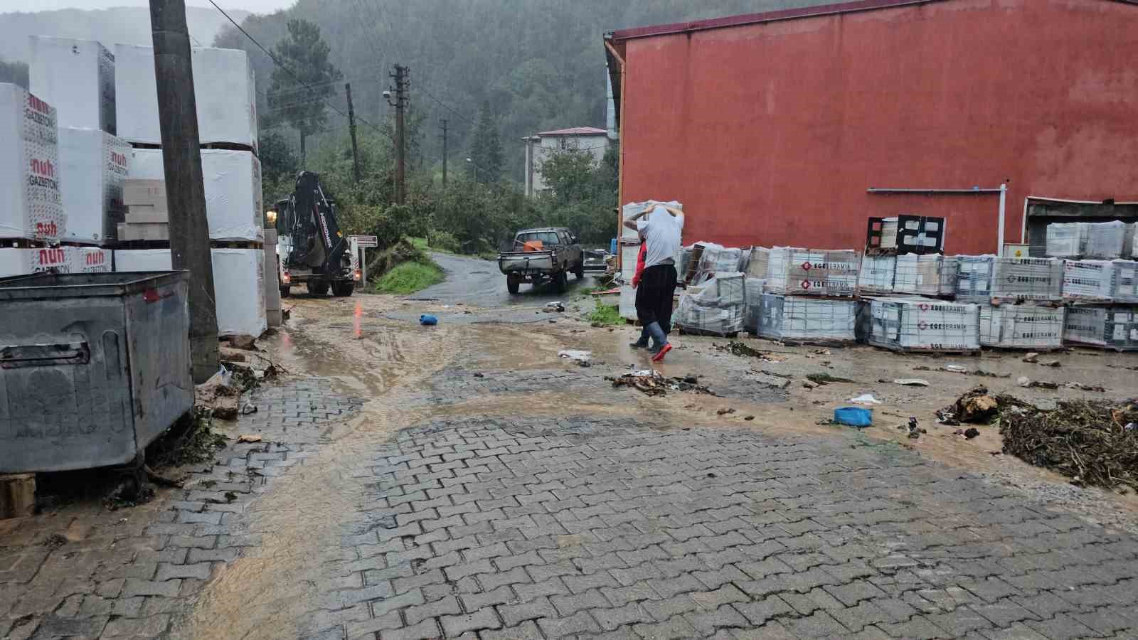 Zonguldak’ta sağanak sonrası dere taştı, sanayi sitesini su bastı