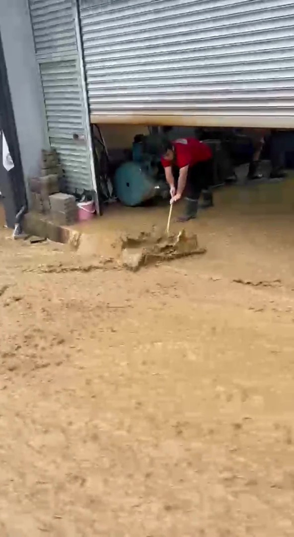 Zonguldak’ta sağanak sonrası dere taştı, sanayi sitesini su bastı
