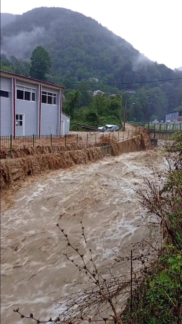 Zonguldak’ta sağanak sonrası dere taştı, sanayi sitesini su bastı