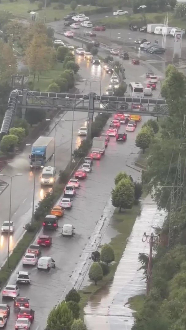 Zonguldak’ta sağanak sonrası dere taştı, sanayi sitesini su bastı