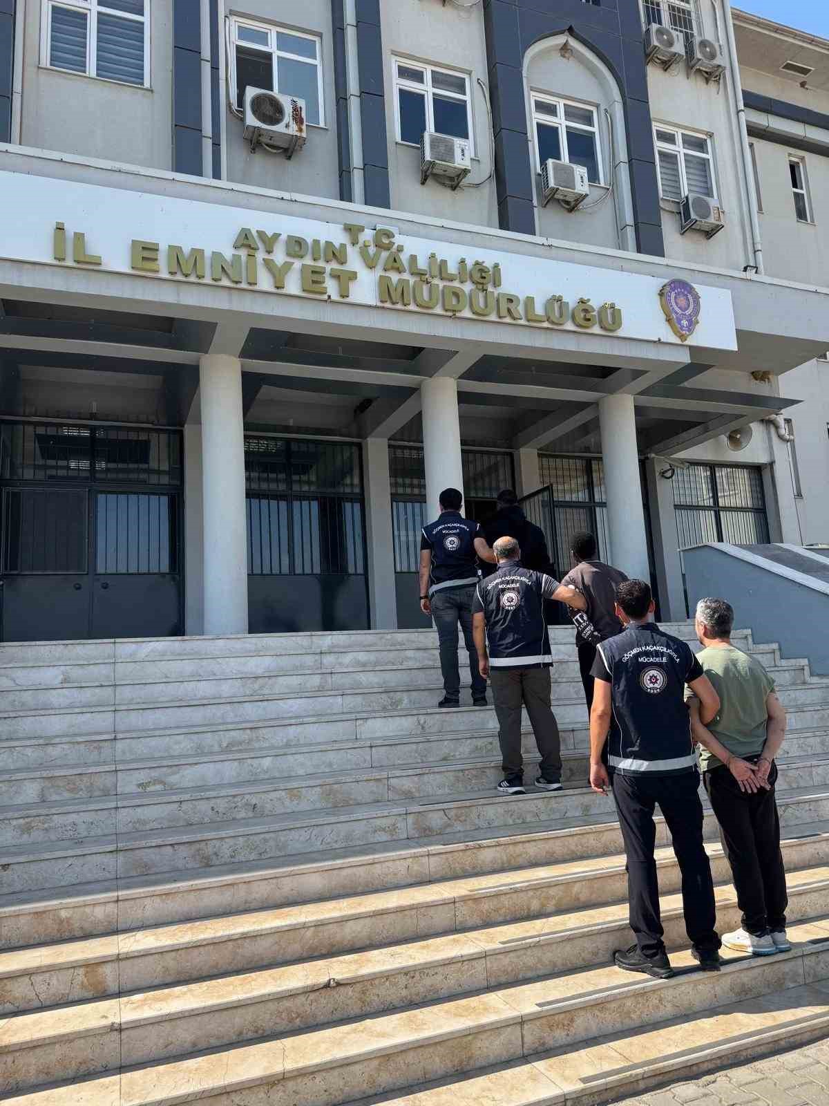 Efeler’de 31 düzensiz göçmen yakalandı: 2 tutuklama