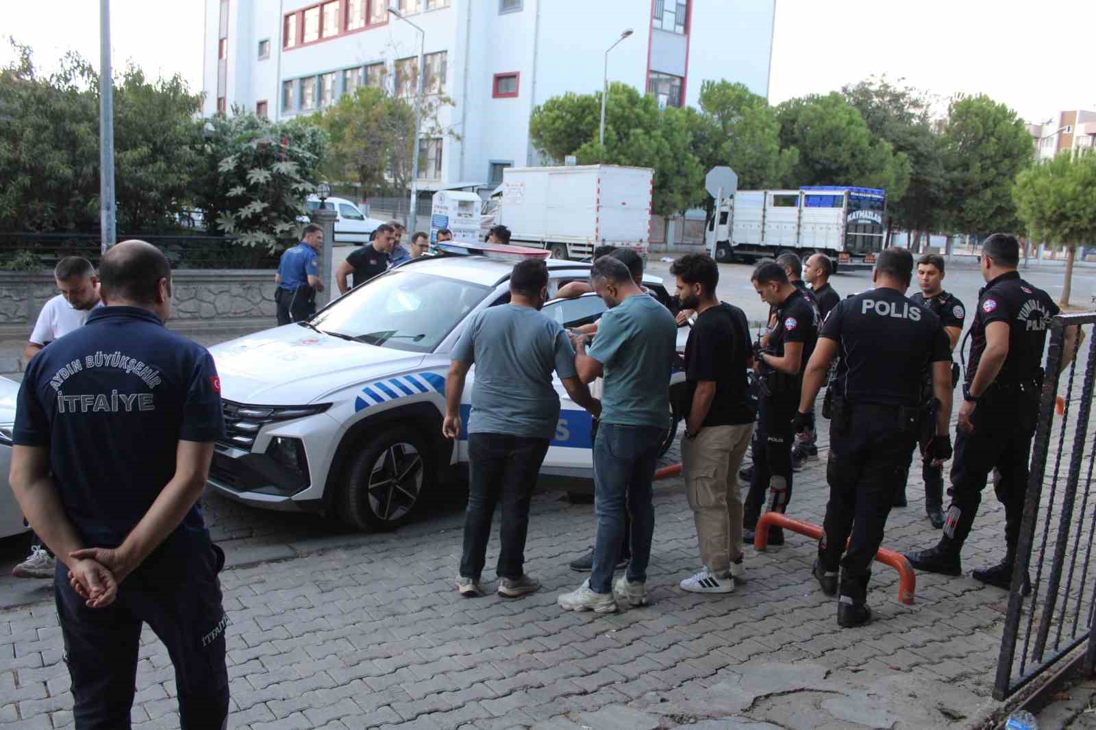 Okul önünde pompalı tüfekle gezen 2 şüpheli yakalandı