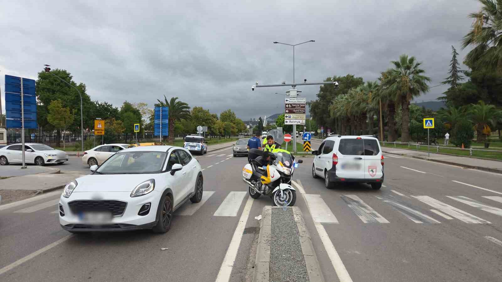 Motosiklet sürücüsü annesinin yanındaki çocuğa çarpıp kaçtı