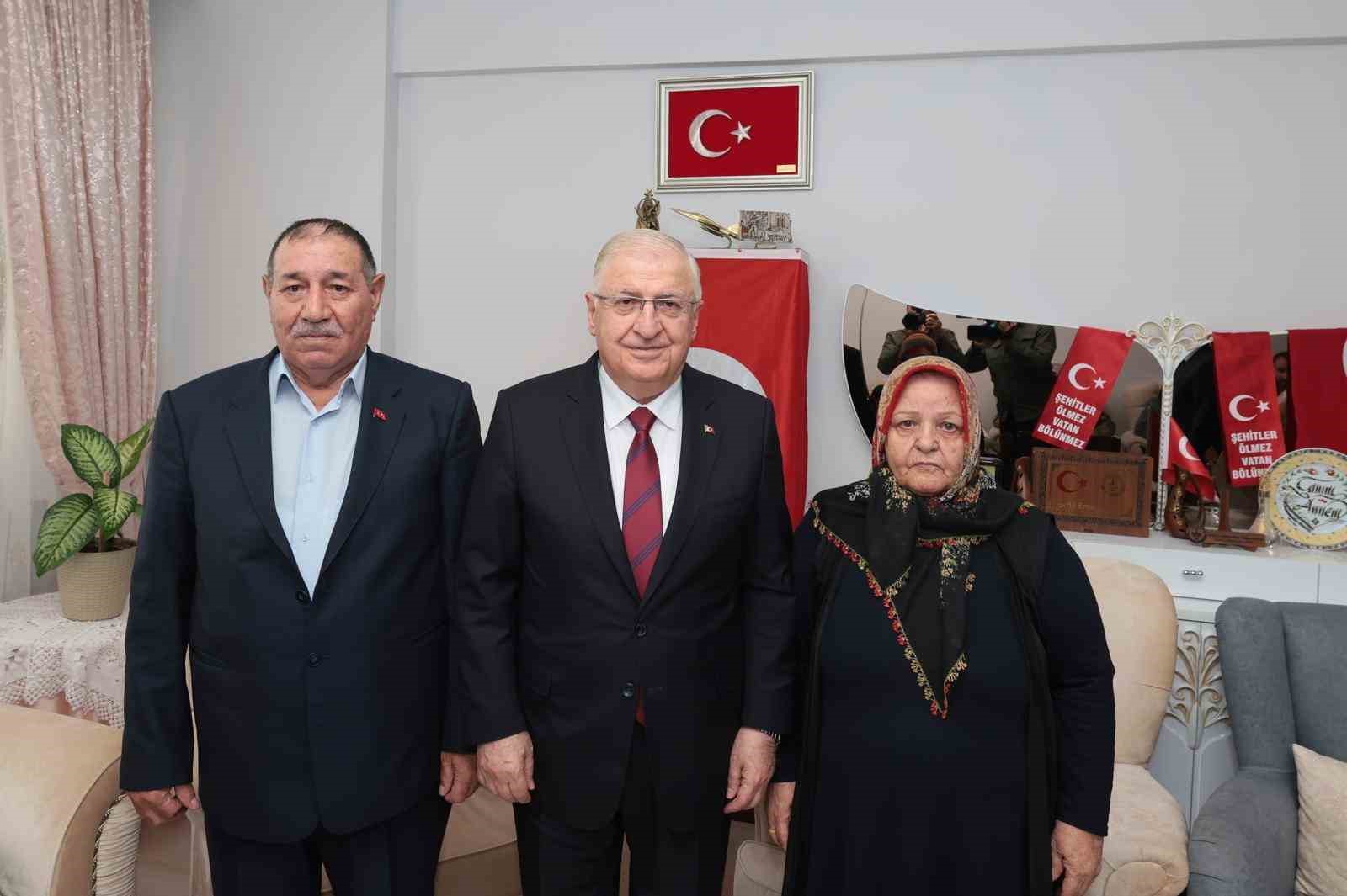 Bakan Güler, şehit Jandarma Er Emin Polat’ın baba ocağını ziyaret etti
