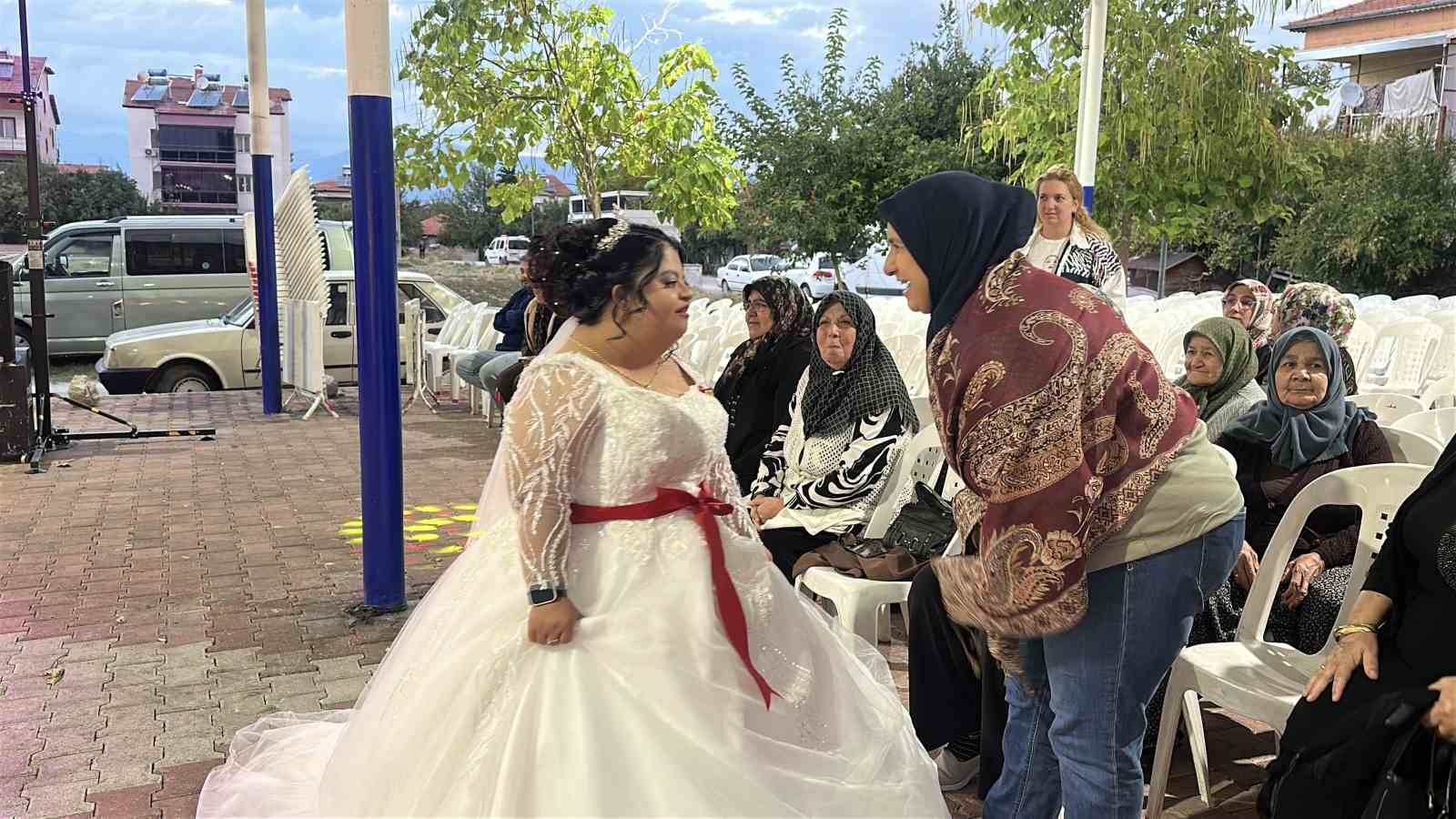Down sendromlu genç kızın temsili düğününde duygu dolu anlar yaşandı
