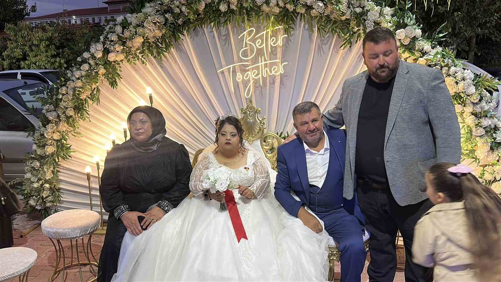 Down sendromlu genç kızın temsili düğününde duygu dolu anlar yaşandı
