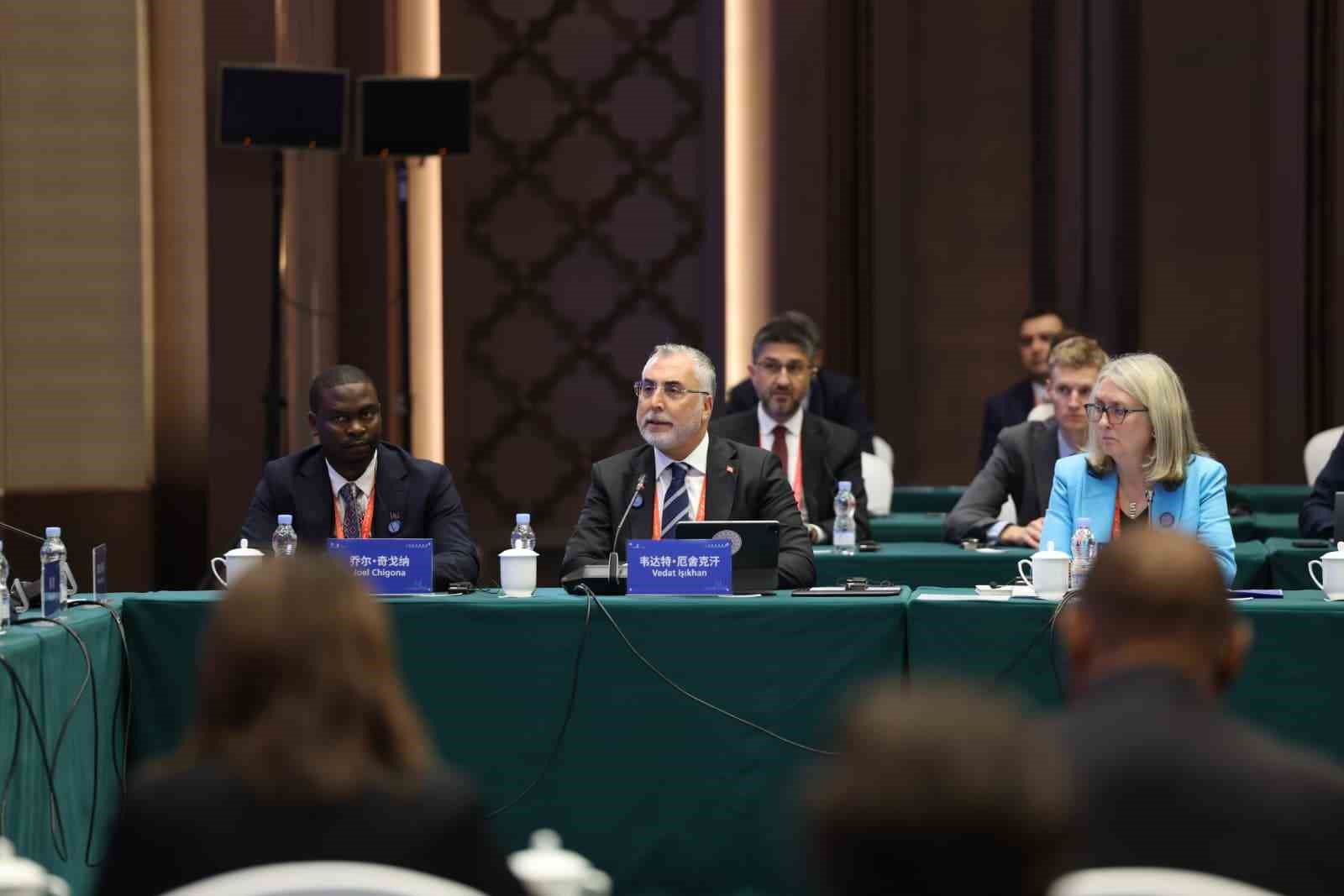 Bakan Işıkhan: "Yapay zekayı insan kapasitesini destekleyen bir araç olarak gördüğümüz müddetçe doğru adımlar atabiliriz"