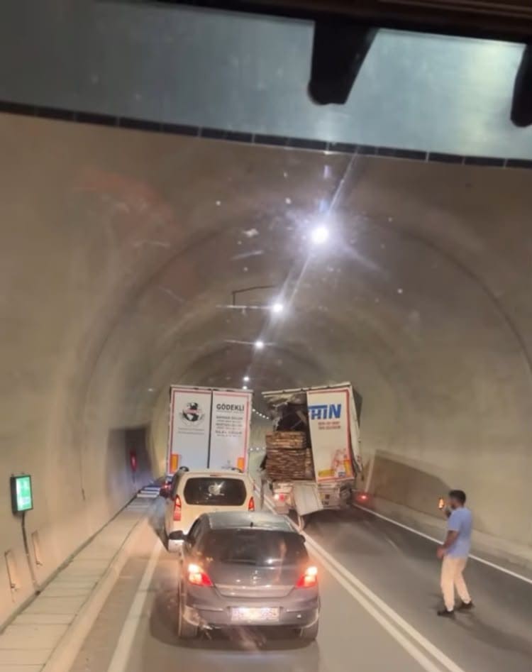 Artvin’de tünel içinde zincirleme kaza: 1 ölü, 2 yaralı
