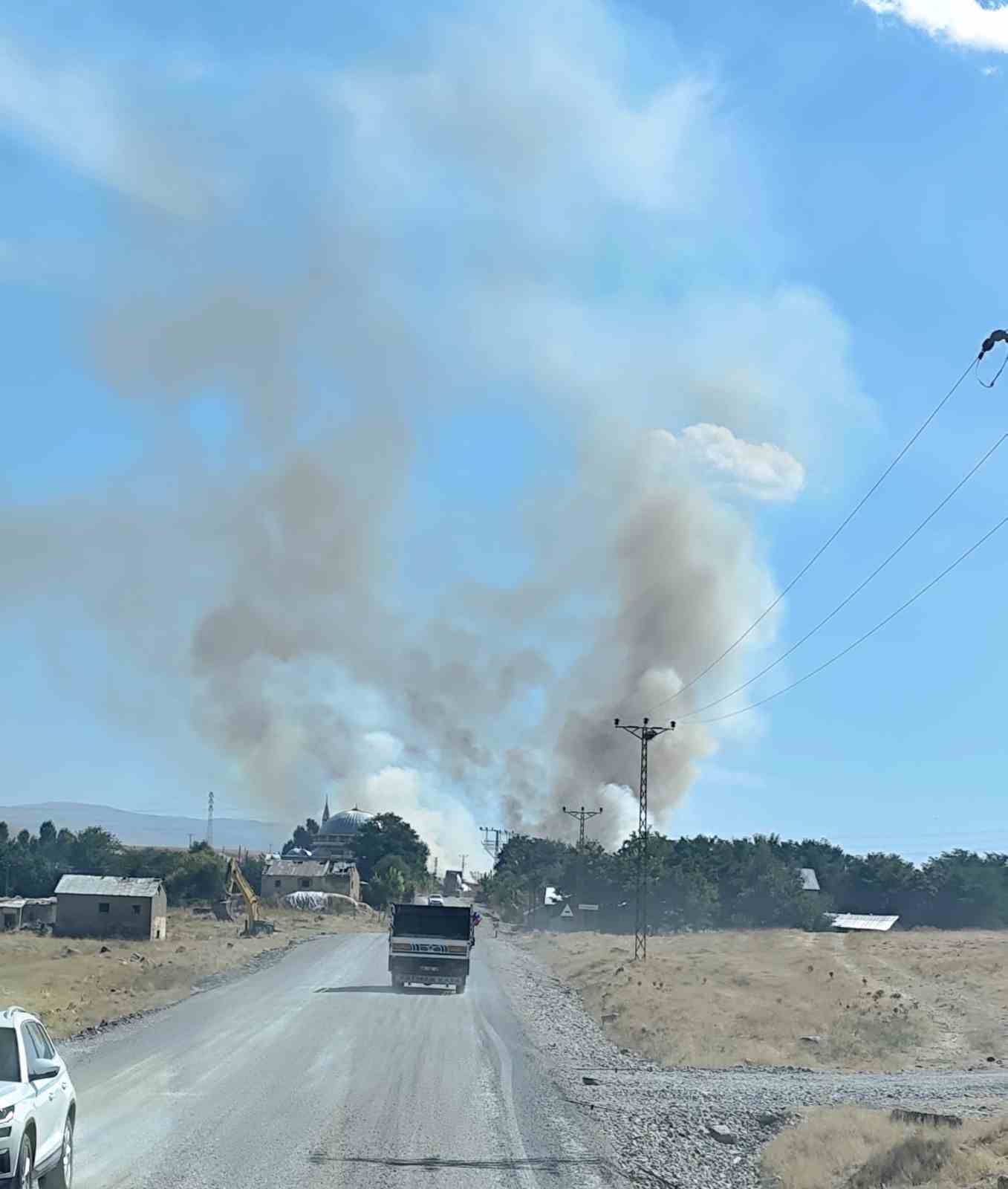 Muş’ta iki bölgede çıkan anız yangınları söndürüldü