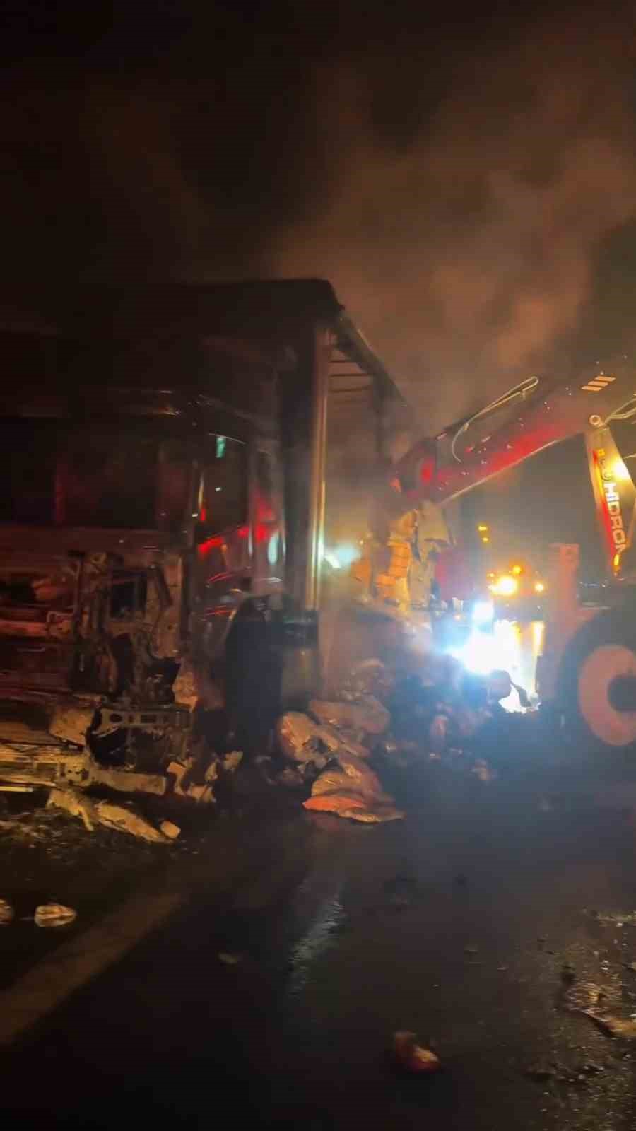 TEM’de tekstil yüklü tır alev alev yandı