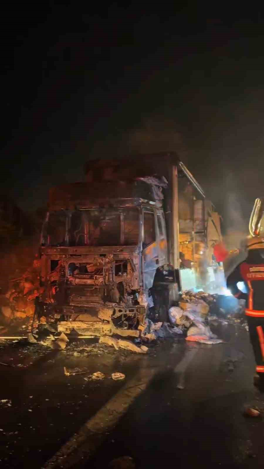 TEM’de tekstil yüklü tır alev alev yandı
