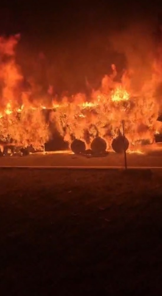 Kars’ta seyir halindeki tır alev alev yandı: Şoför son anda kurtuldu