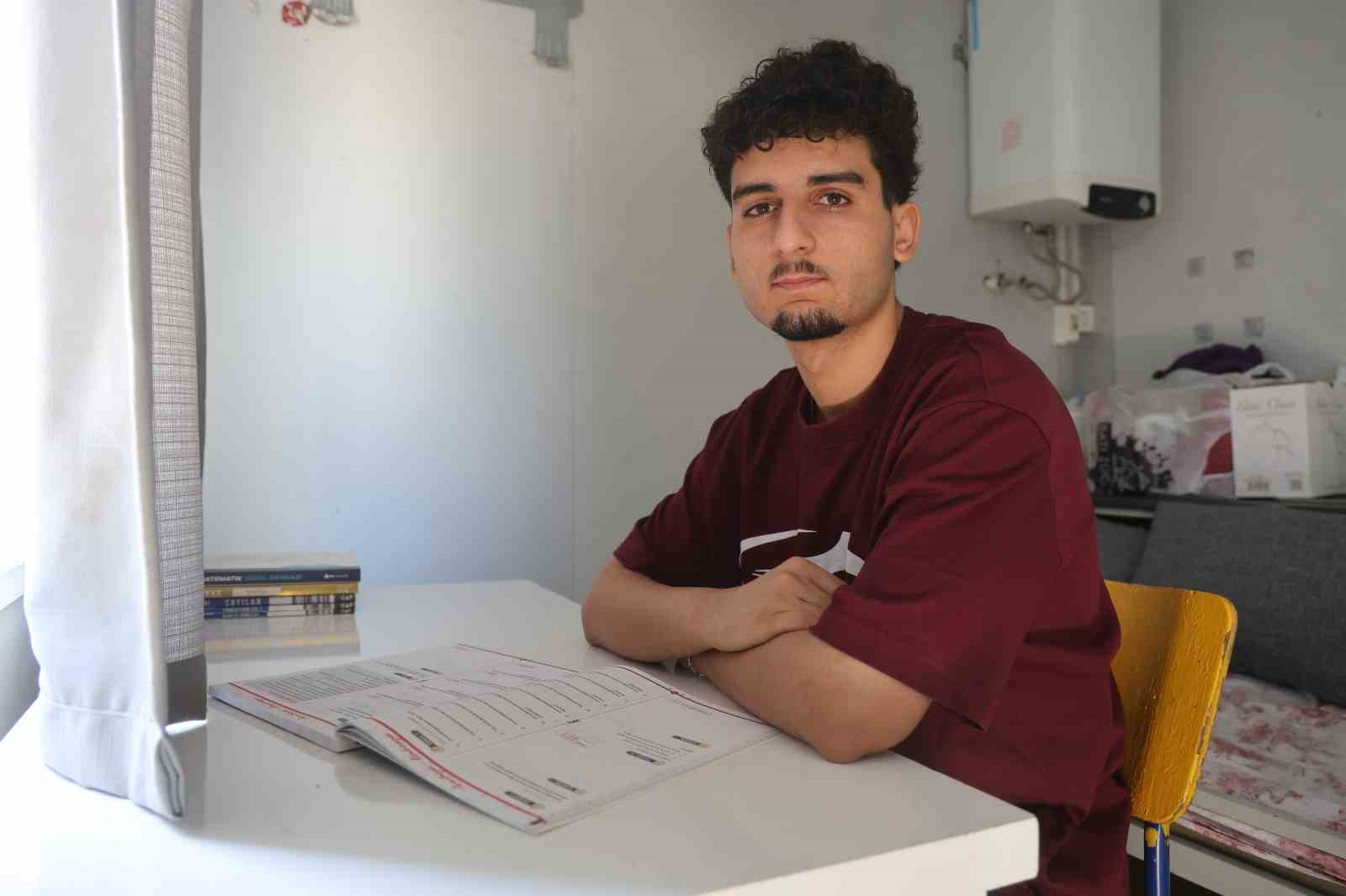 Perdeyle ikiye bölünen 18 metrekarelik konteynerde ders çalışarak tıp fakültesini kazanan depremzede Hasan’ın hayali gerçeğe döndü