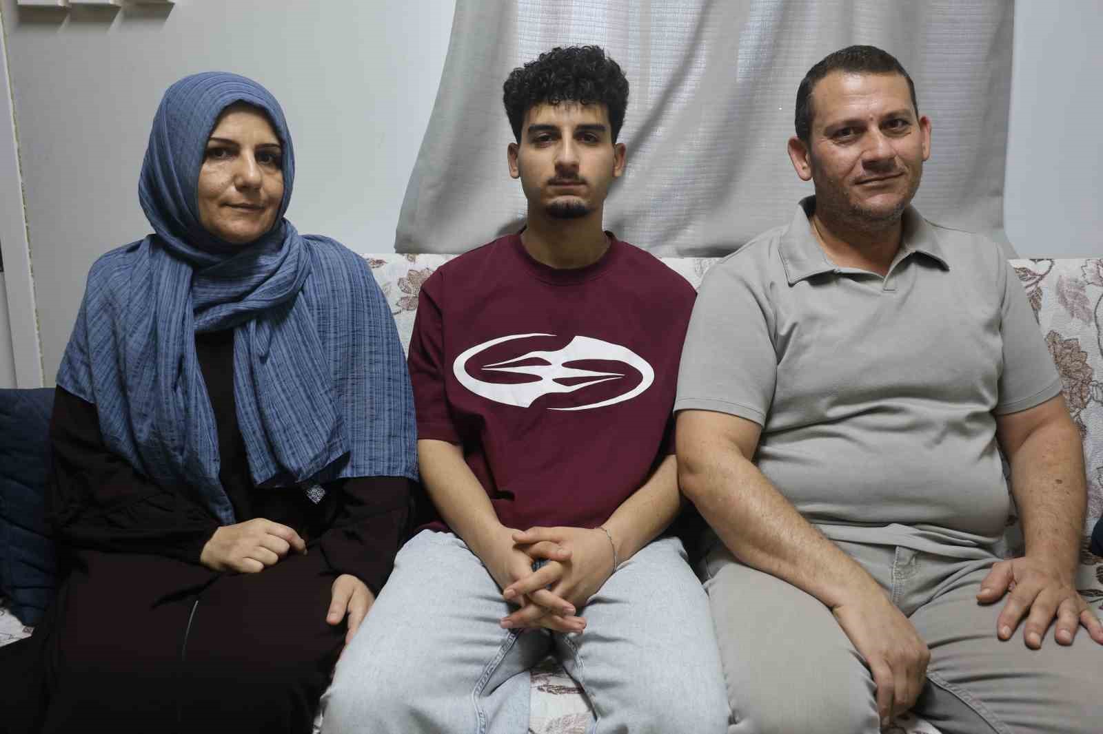 Perdeyle ikiye bölünen 18 metrekarelik konteynerde ders çalışarak tıp fakültesini kazanan depremzede Hasan’ın hayali gerçeğe döndü