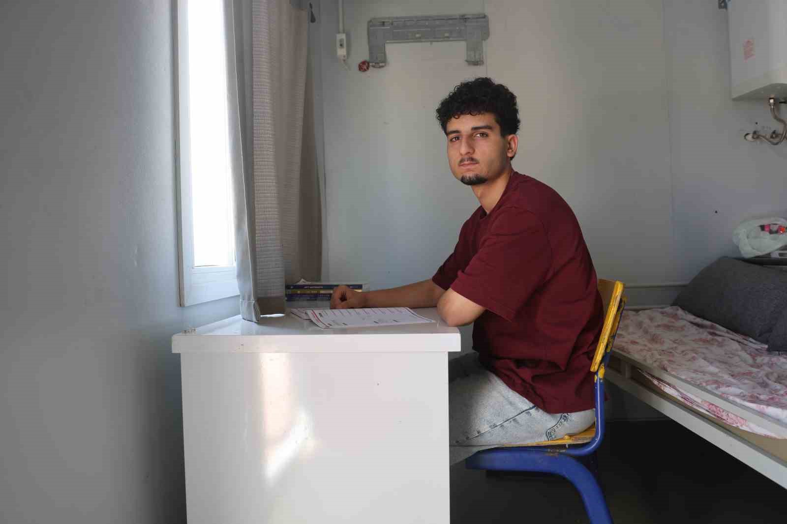 Perdeyle ikiye bölünen 18 metrekarelik konteynerde ders çalışarak tıp fakültesini kazanan depremzede Hasan’ın hayali gerçeğe döndü
