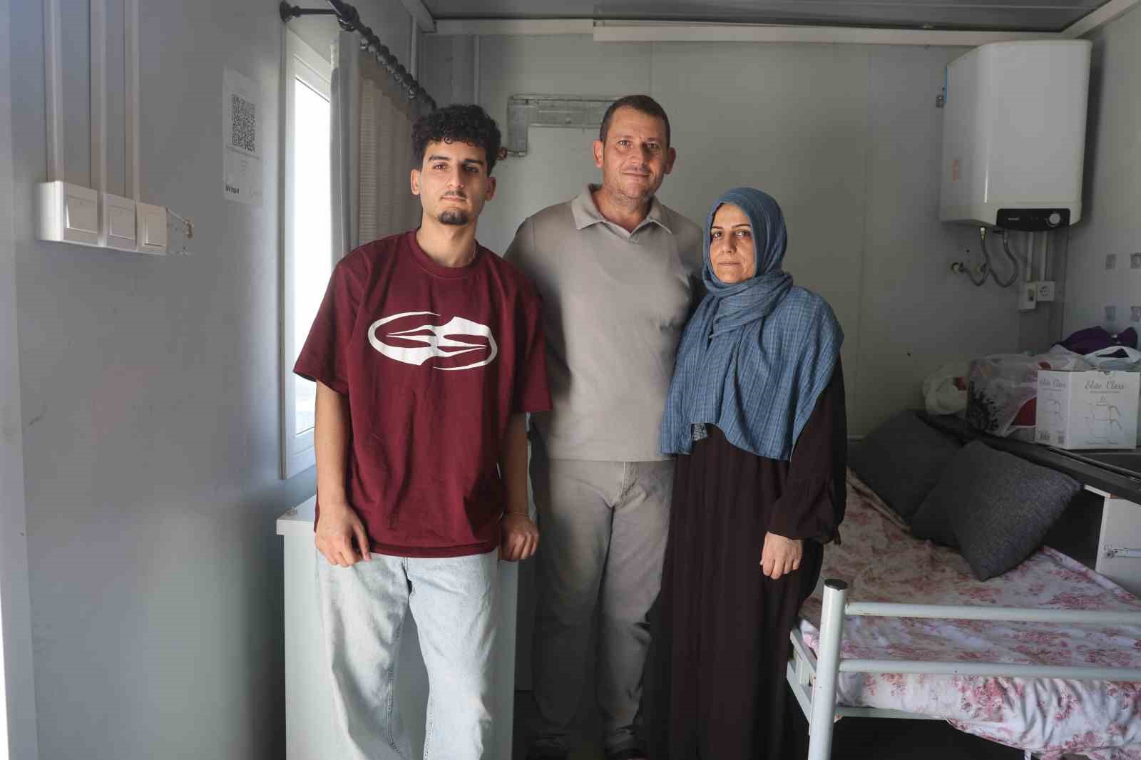 Perdeyle ikiye bölünen 18 metrekarelik konteynerde ders çalışarak tıp fakültesini kazanan depremzede Hasan’ın hayali gerçeğe döndü