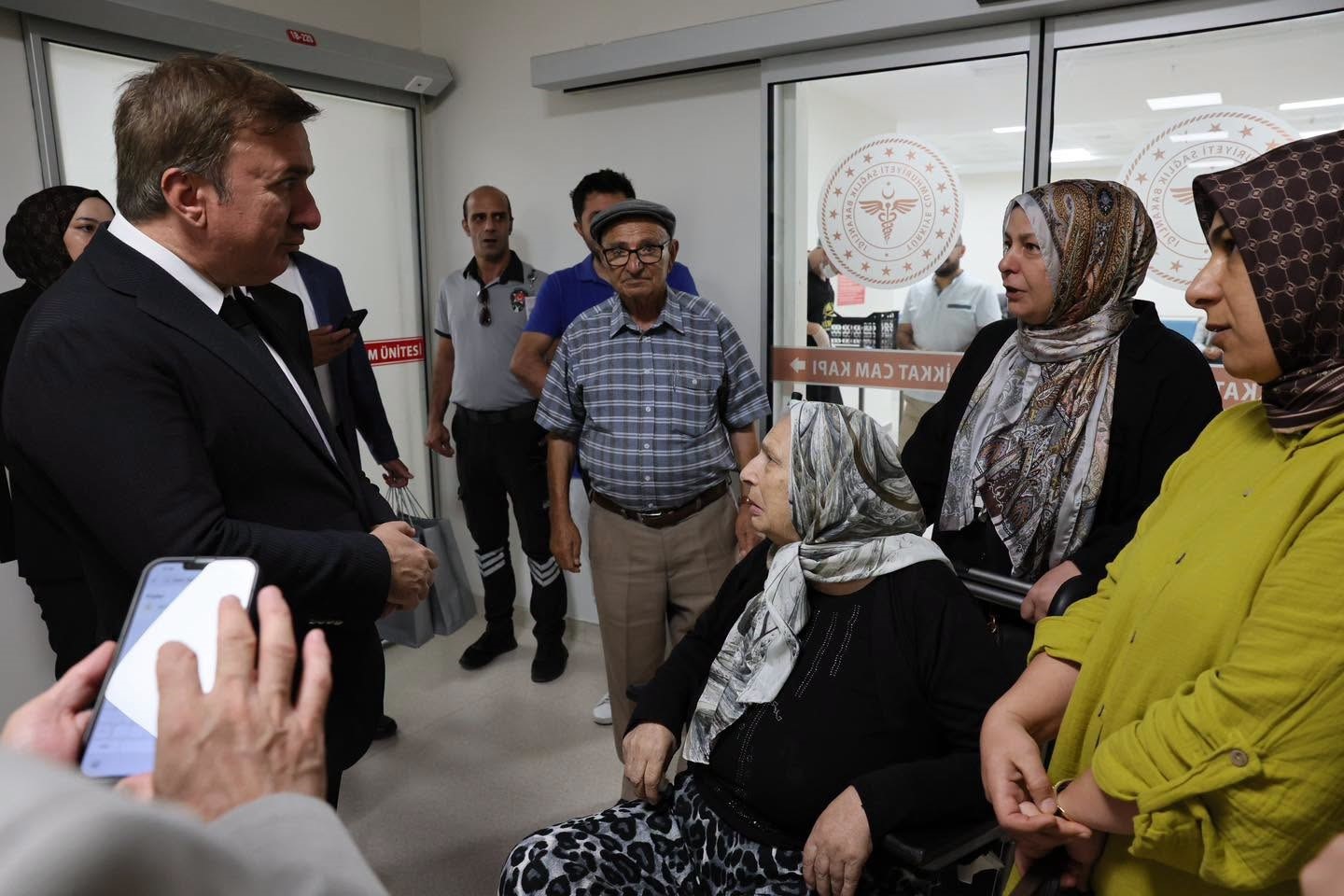 Vali Aydoğdu, hastanede tedavi gören hastaları ziyaret etti